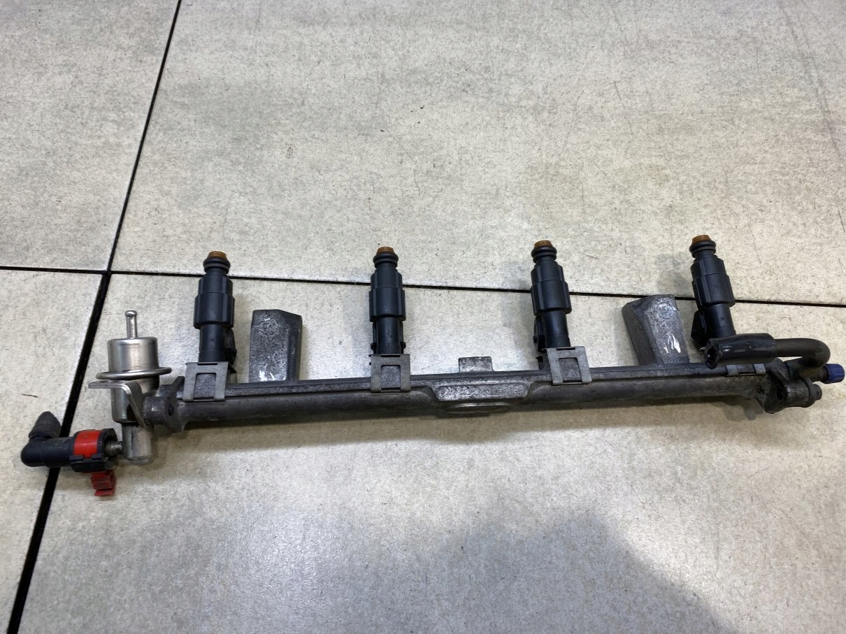 Rampe injection FOCUS MK1 1.8 16V 98F9H487GA