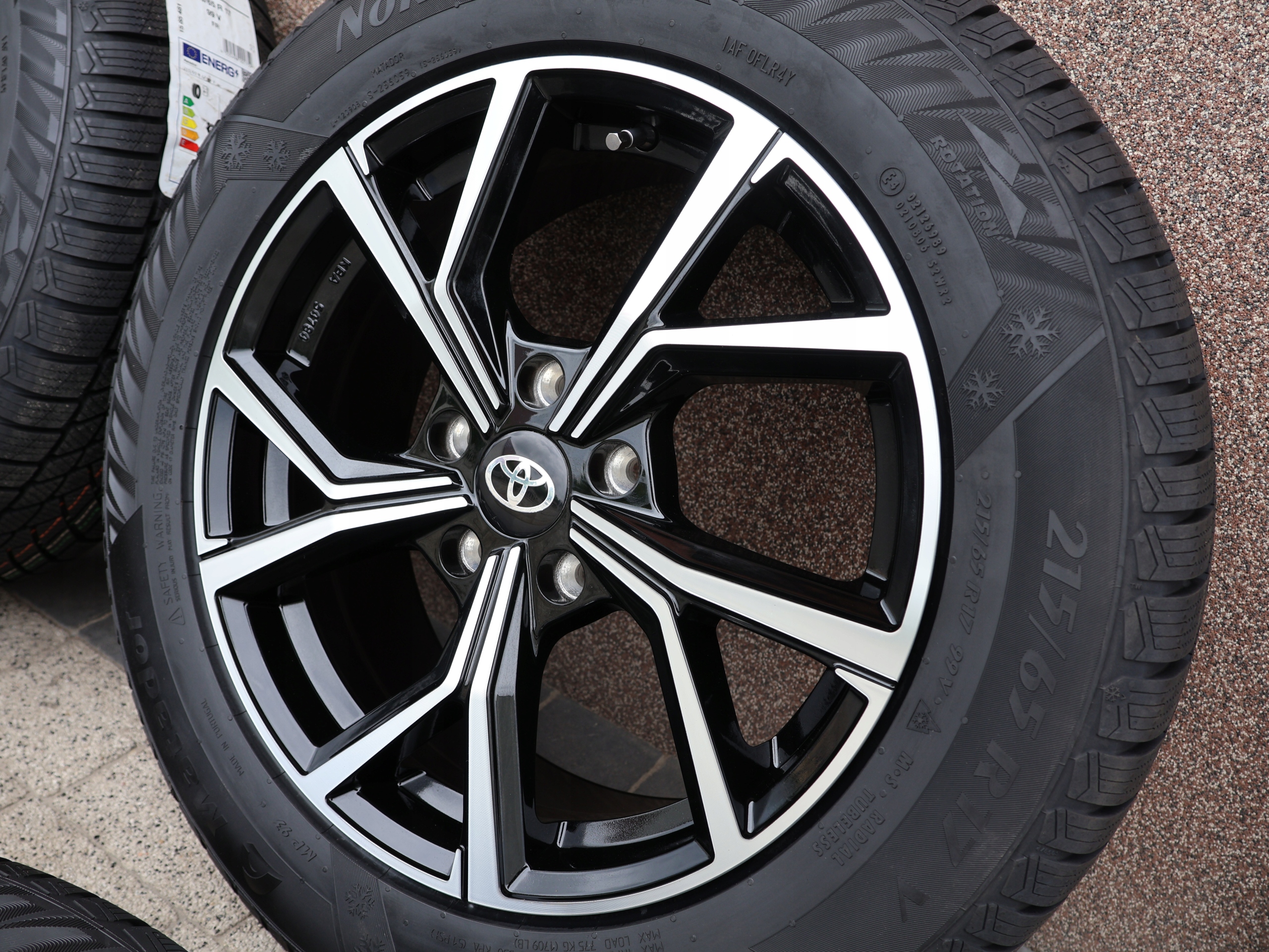 TOYOTA YARIS CROSS KOŁA ZIMOWE 215/55R17 NOKIAN CZUJNIKI CIŚNIENIA Rodzaj opon Zimowe