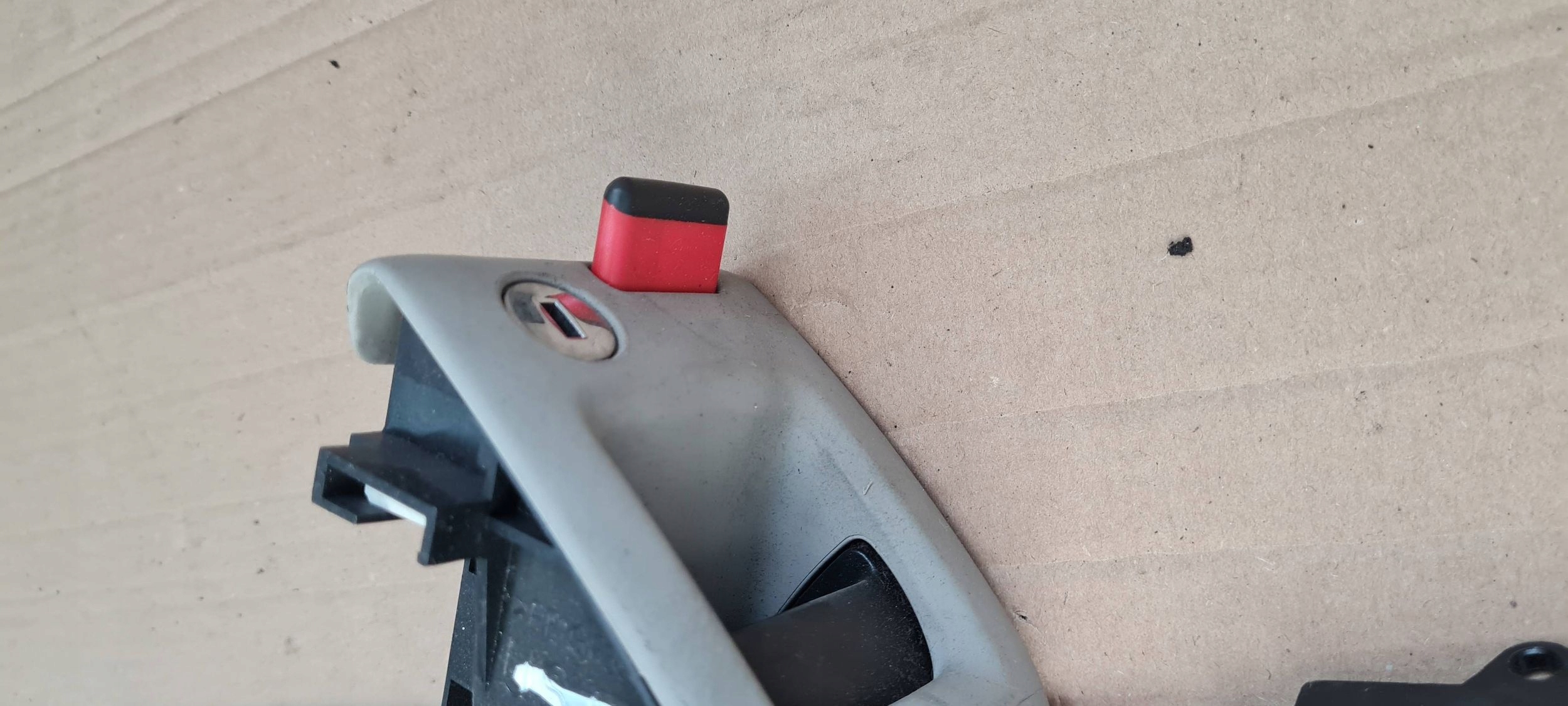 A5 8T LIFT lock KANAPY seat OPARCJA left rear part 8K5885681 A4 B8