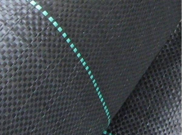 Агротекстильный коврик 1.6x50m черный толщиной 70 г УФ-фильтр
