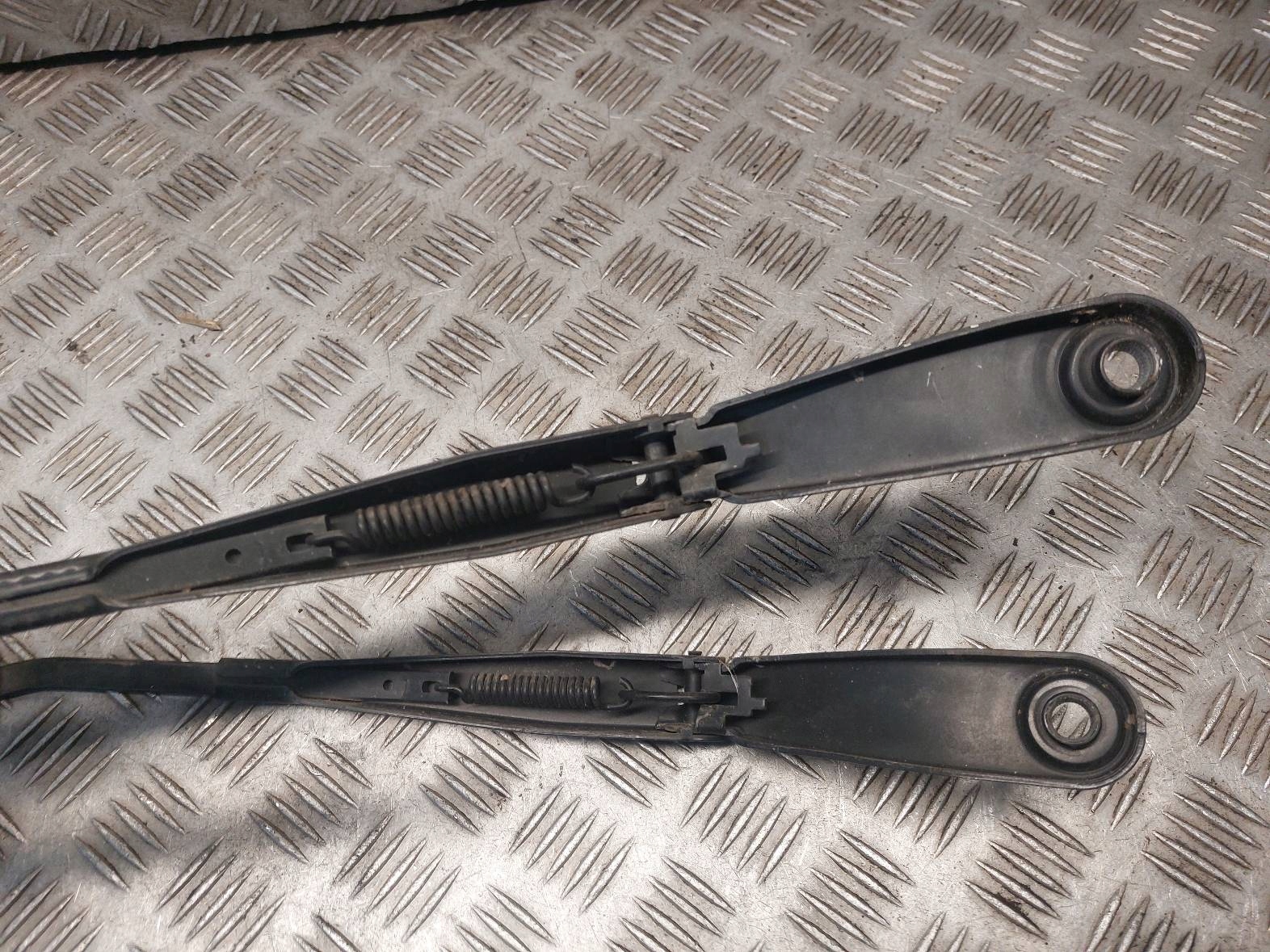wiper arm left + right front VOLVO XC60 and 30753525 30753526