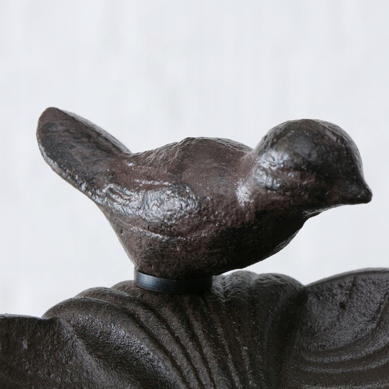 Stylowe poidełko ogrodowe dla ptaków żeliwne ptak Wysokość produktu 98 cm