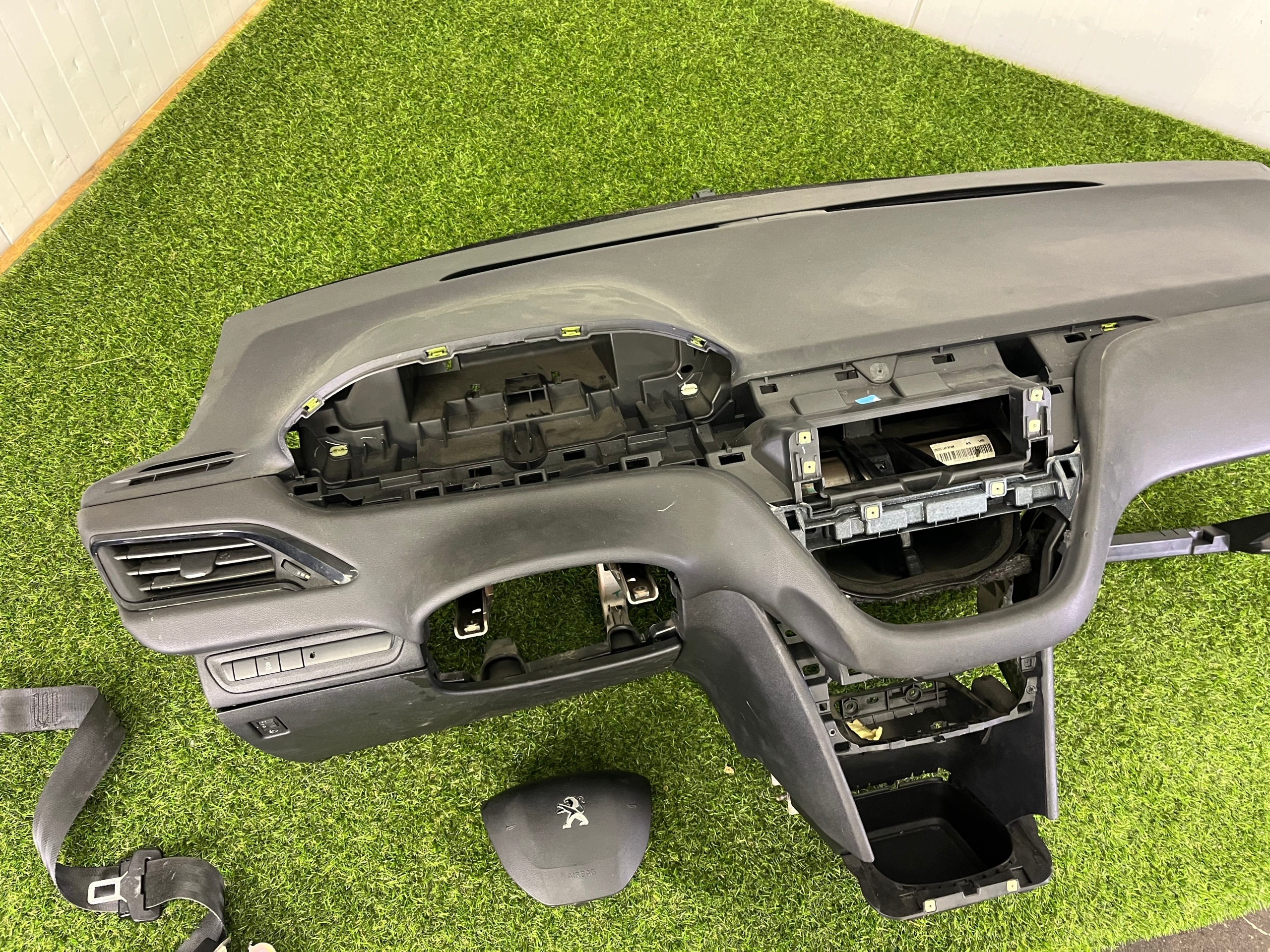 dashboard instrument panel PEUGEOT 208