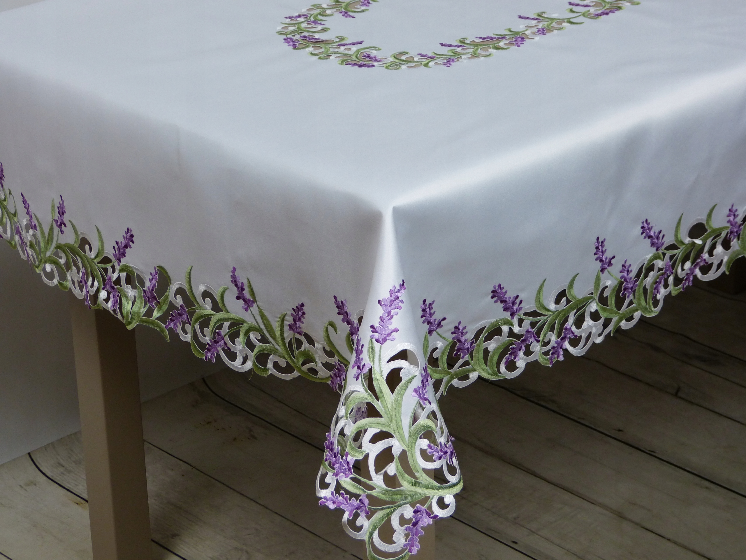 Obrus obrusy haft maszynowy 130x180 biały LAWENDA