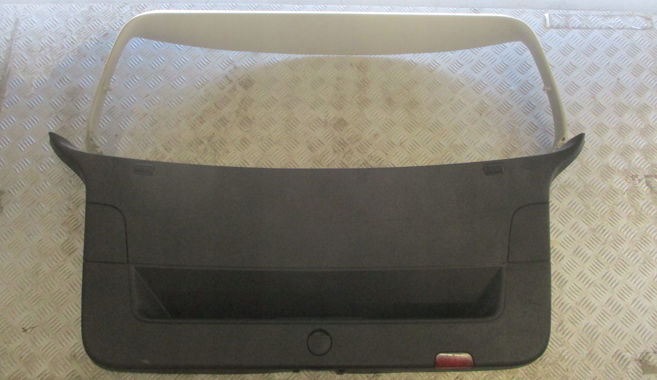 ОБИВКА ЗАЩИТА КРЫШКИ БАГАЖНИКА ЗАД. VW GOLF VI 6 ПЛЮС