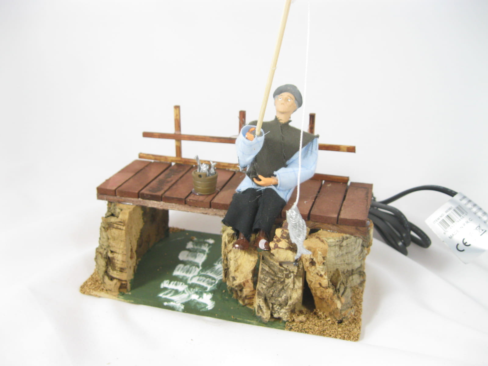 Pohyblivá Figúrka Do Betlehu Božon. Rybár na mostíku, pre postavy s výškou 12 cm