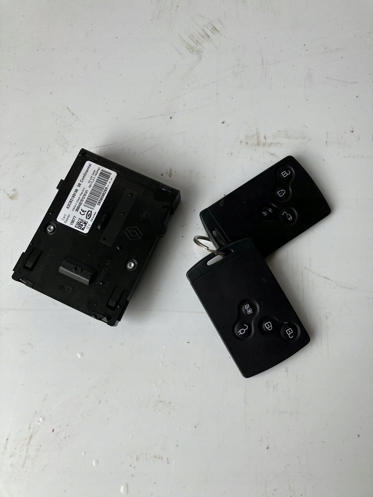 СЧИТЫВАТЕЛЬ 2X КАРТА КЛЮЧА АВТОМОБИЛЯ RENAULT ZOE 285909828R