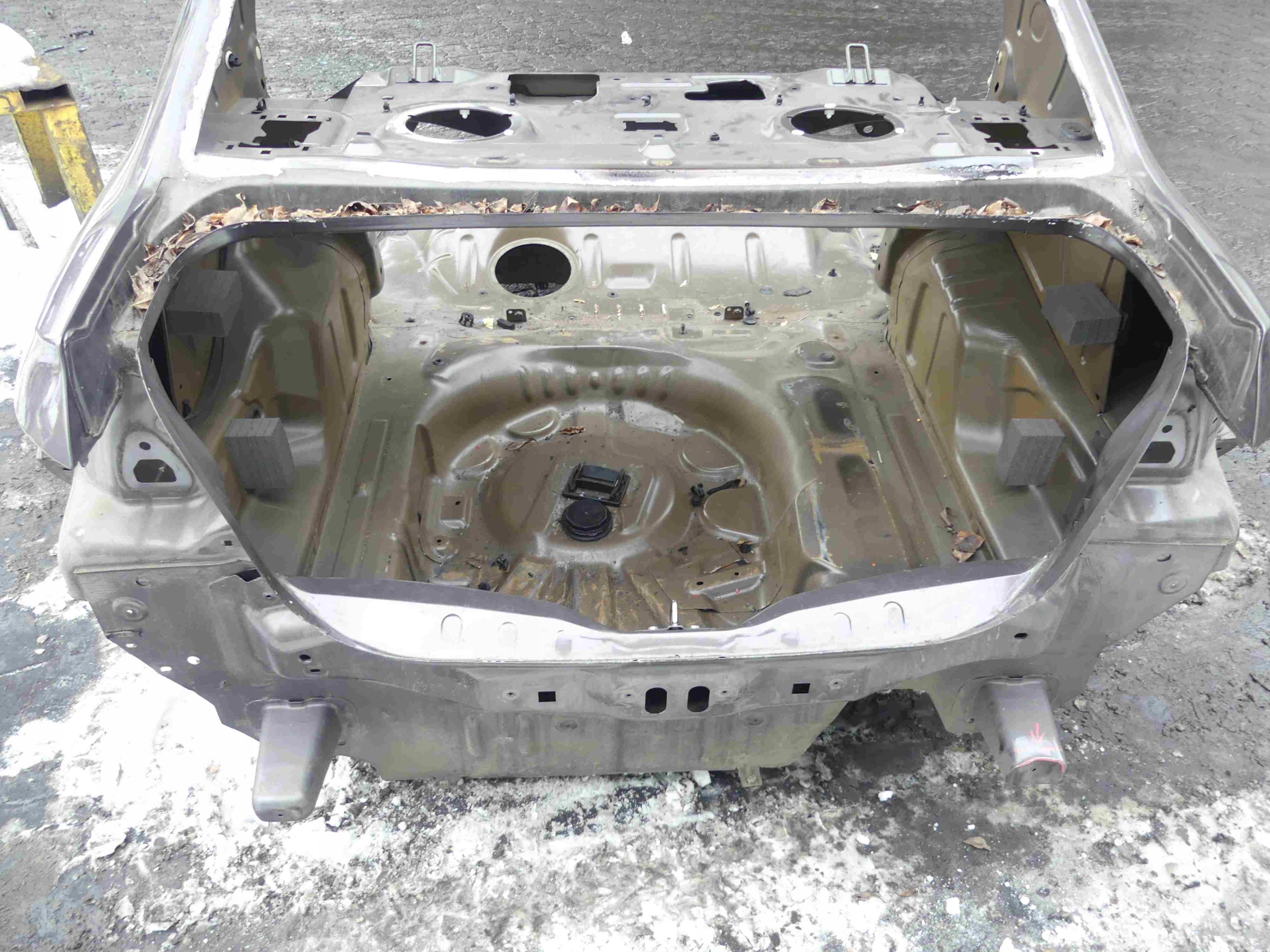 PAS TYŁ TYLNY WANNA PEUGEOT 301 SEDAN