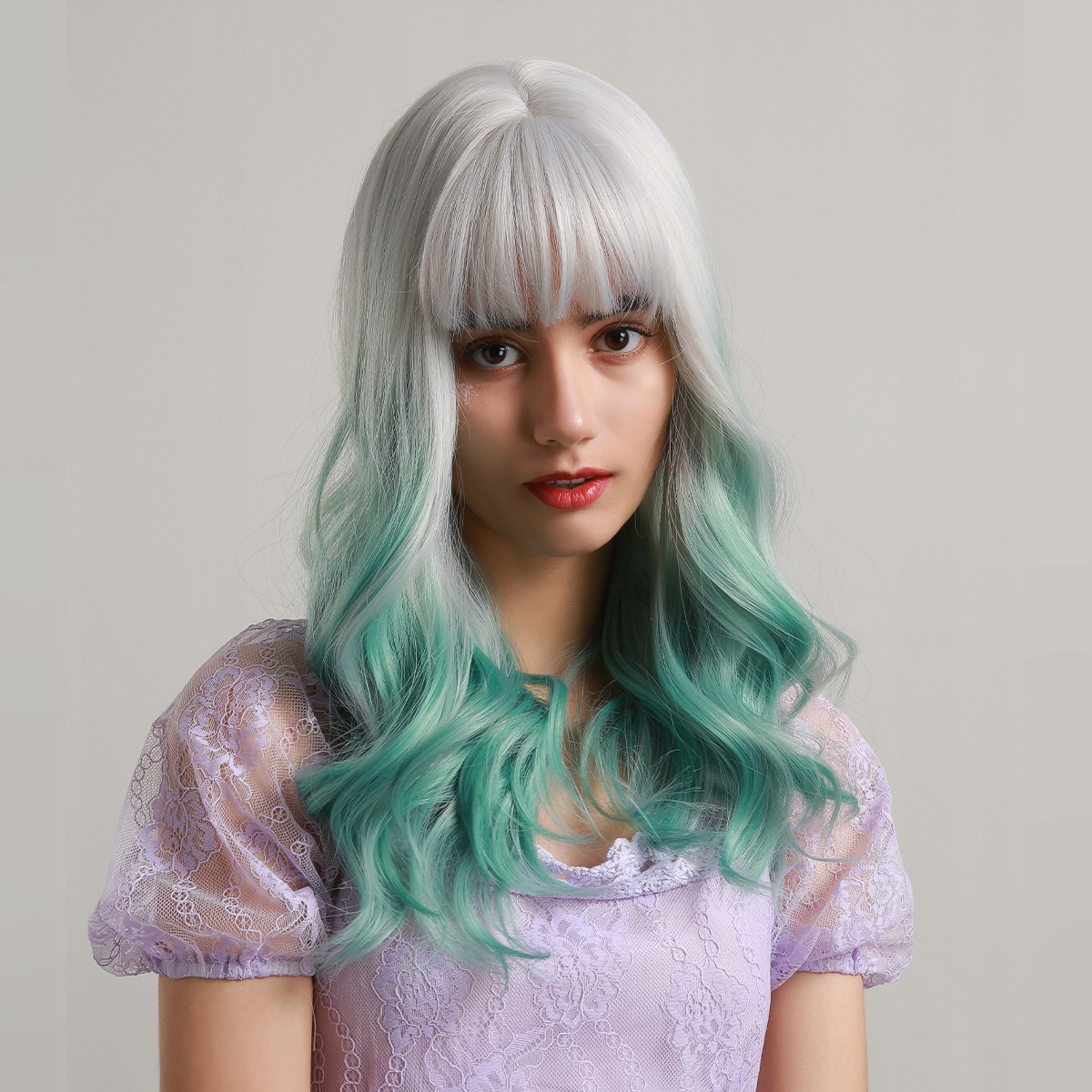 Sněhově bílá paruka Libi se zelenými konci a ofinou