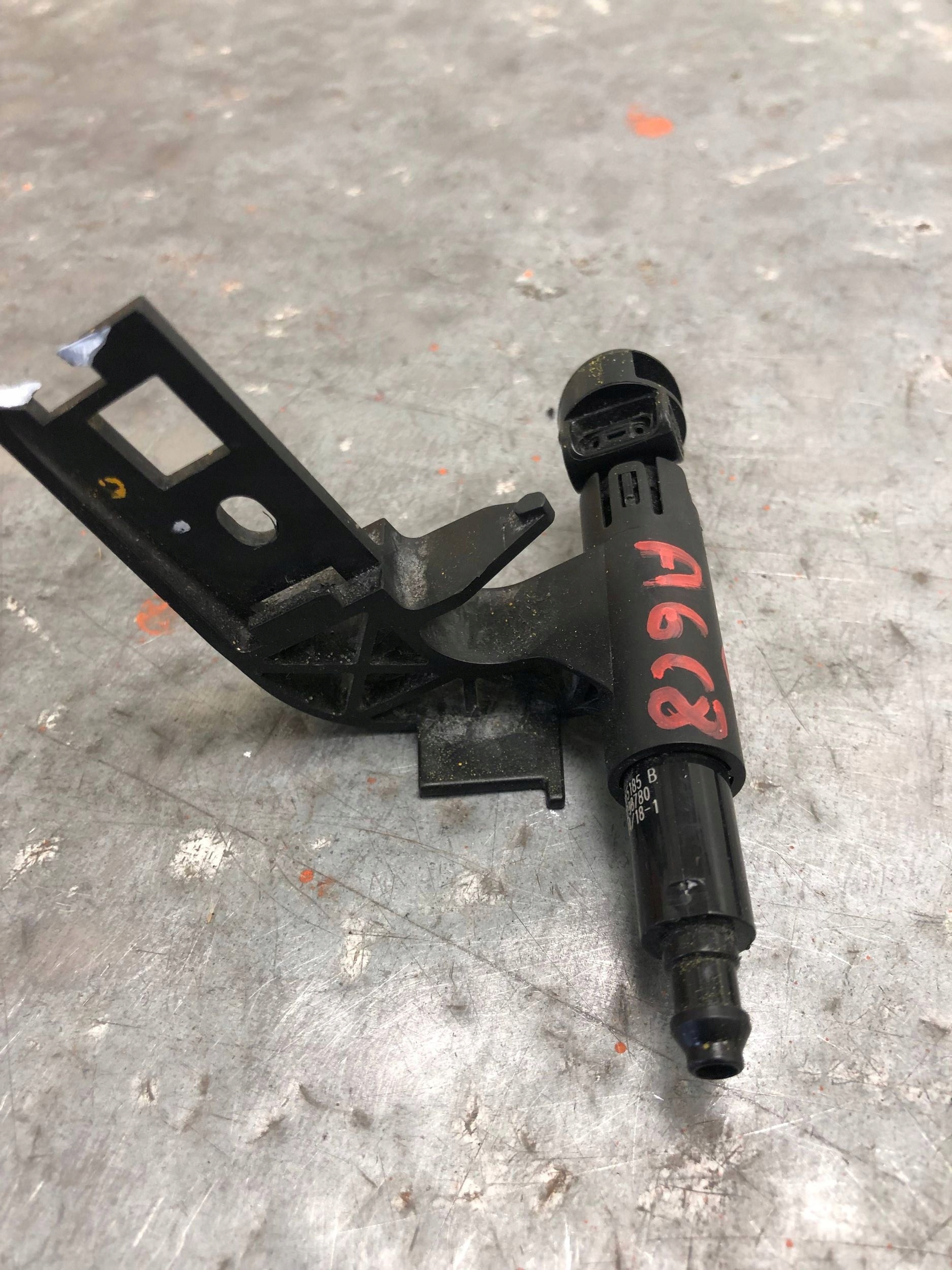 buse lave glaces feux gauche AUDI A6 C8 4K0955185B