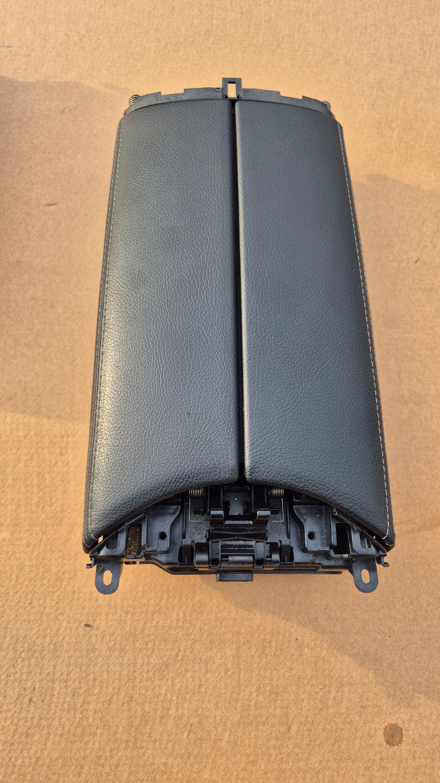 armrest front front black leather AMG MERCEDES W205 AUTOMAT very good condition!!