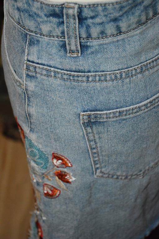 11 DENIM SPÓDNICZKA JEANSOWA Z HAFTEM KWIATY 38 Rozmiar M
