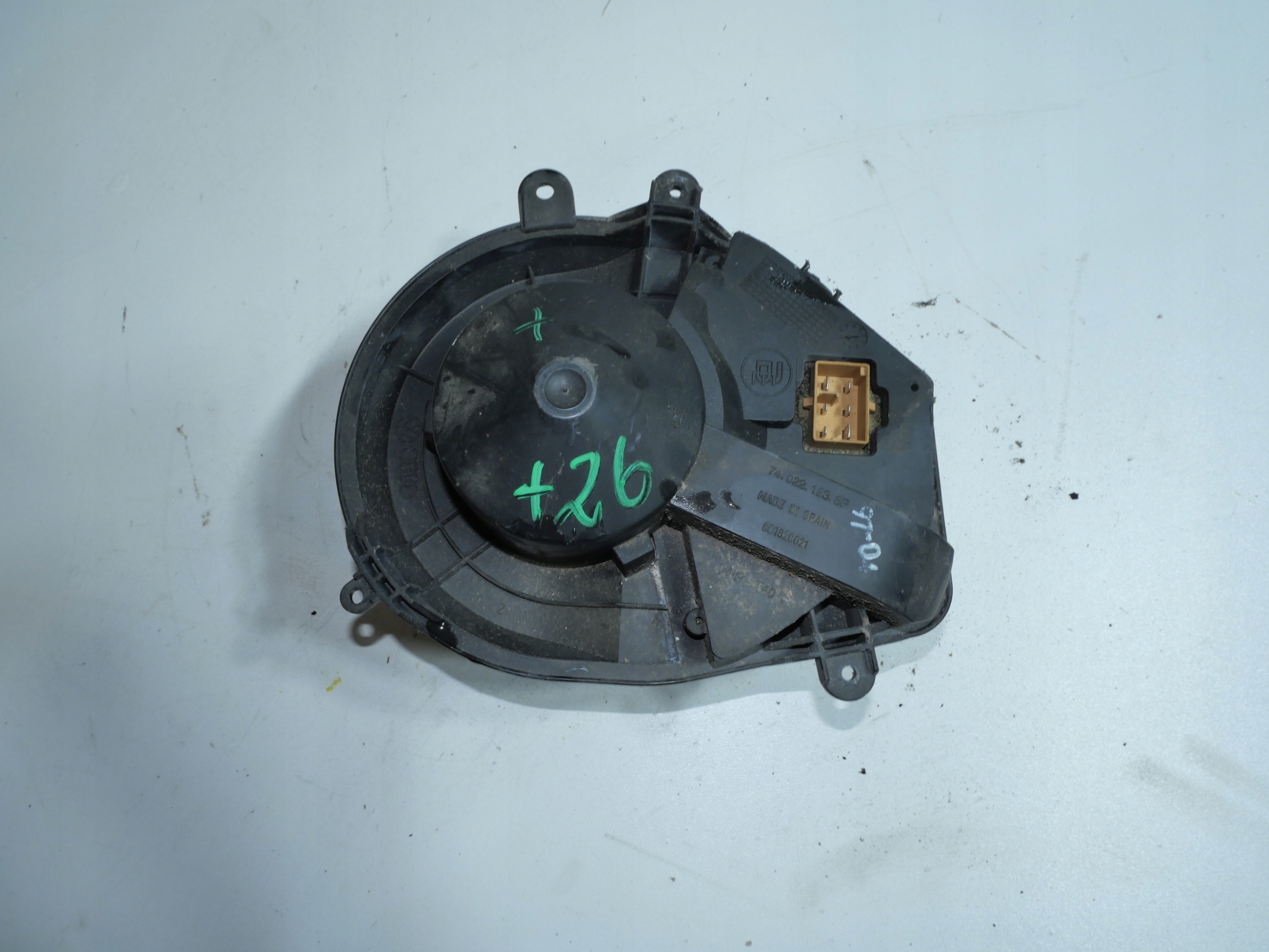 VW PASSAT B5 ventilátor topení tOPENÍ 8D1820021