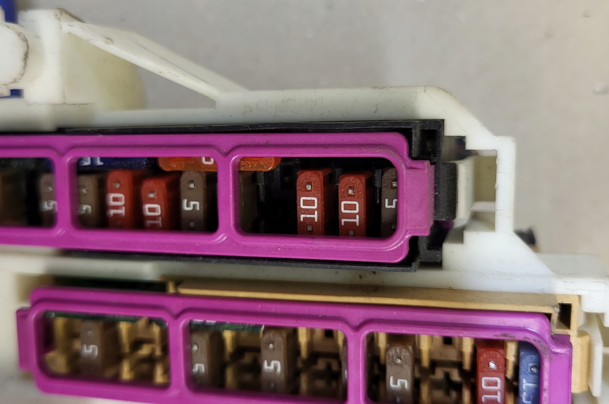Kasten RAHMEN der Sicherungen Halter AUDI A8 D4 4H OE EU
