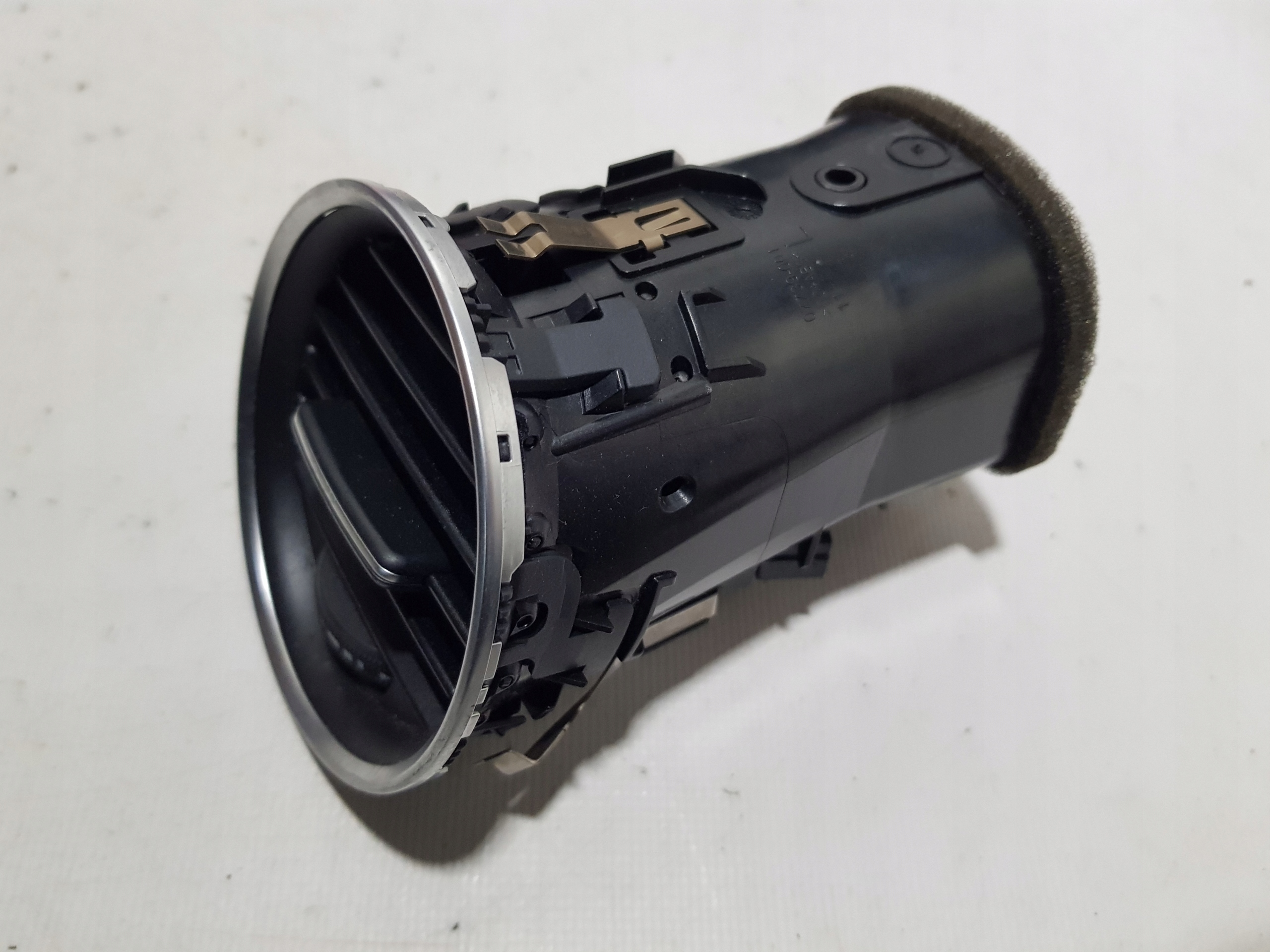 MERCEDES W204 LIFT grid air conditioning devices left A2048306754
