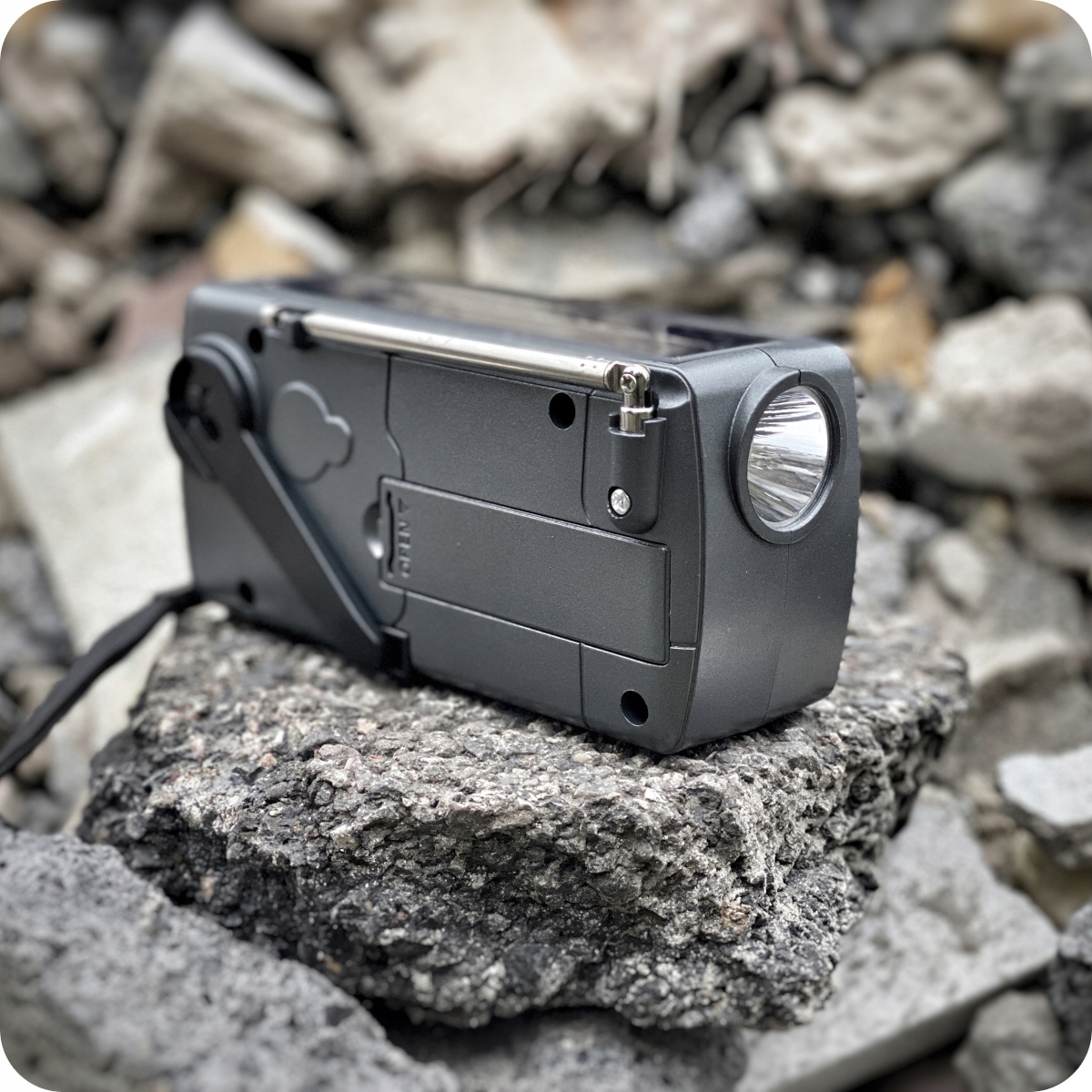 RADIO NA DYNAMO KORBKĘ SOLARNE POWERBANK LATARKA Radio AM FM SW