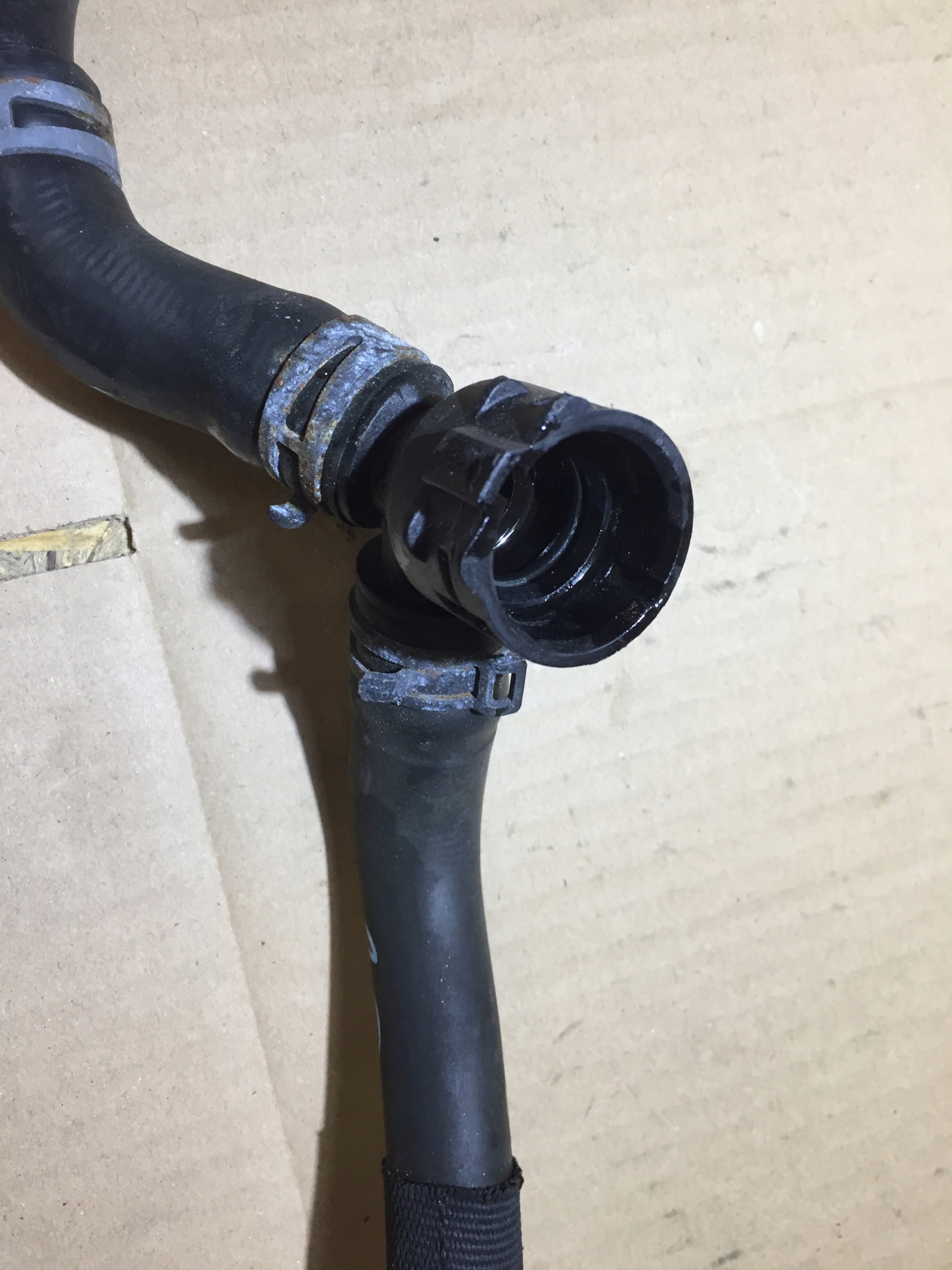 A3 8V 2.0 TFSI crijevo cijevčica prijenos vode 5Q0121070AB