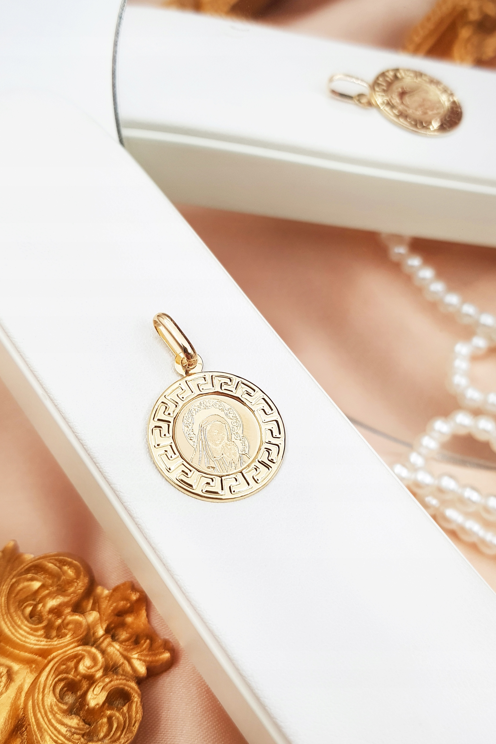 ZŁOTA ZAWIESZKA DO ŁAŃCUSZKA OKRĄGŁY MEDALIK Z MATKĄ BOSKĄ PR. 585 Rodzaj Wyrób jubilerski
