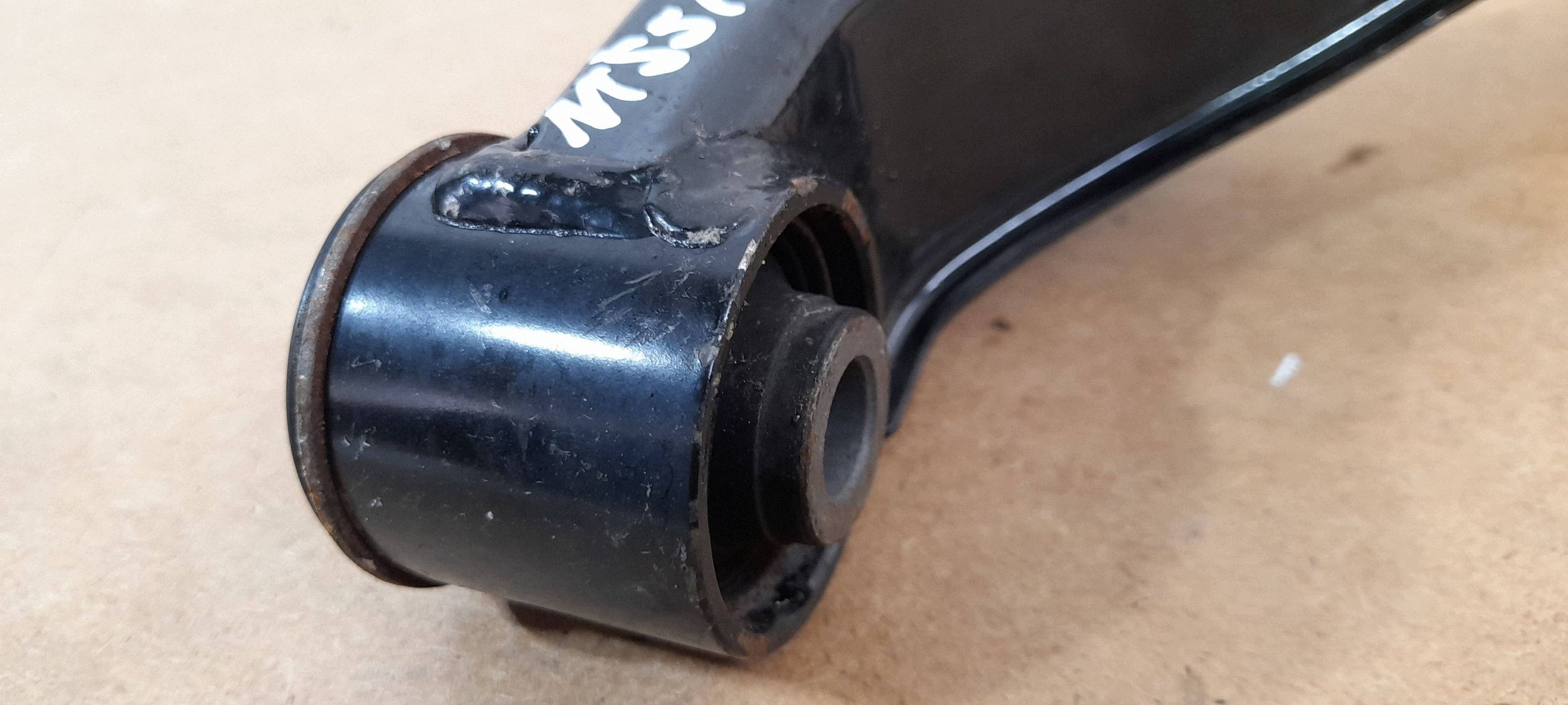 Nissan Navara D23 arm upper front left (Q930)