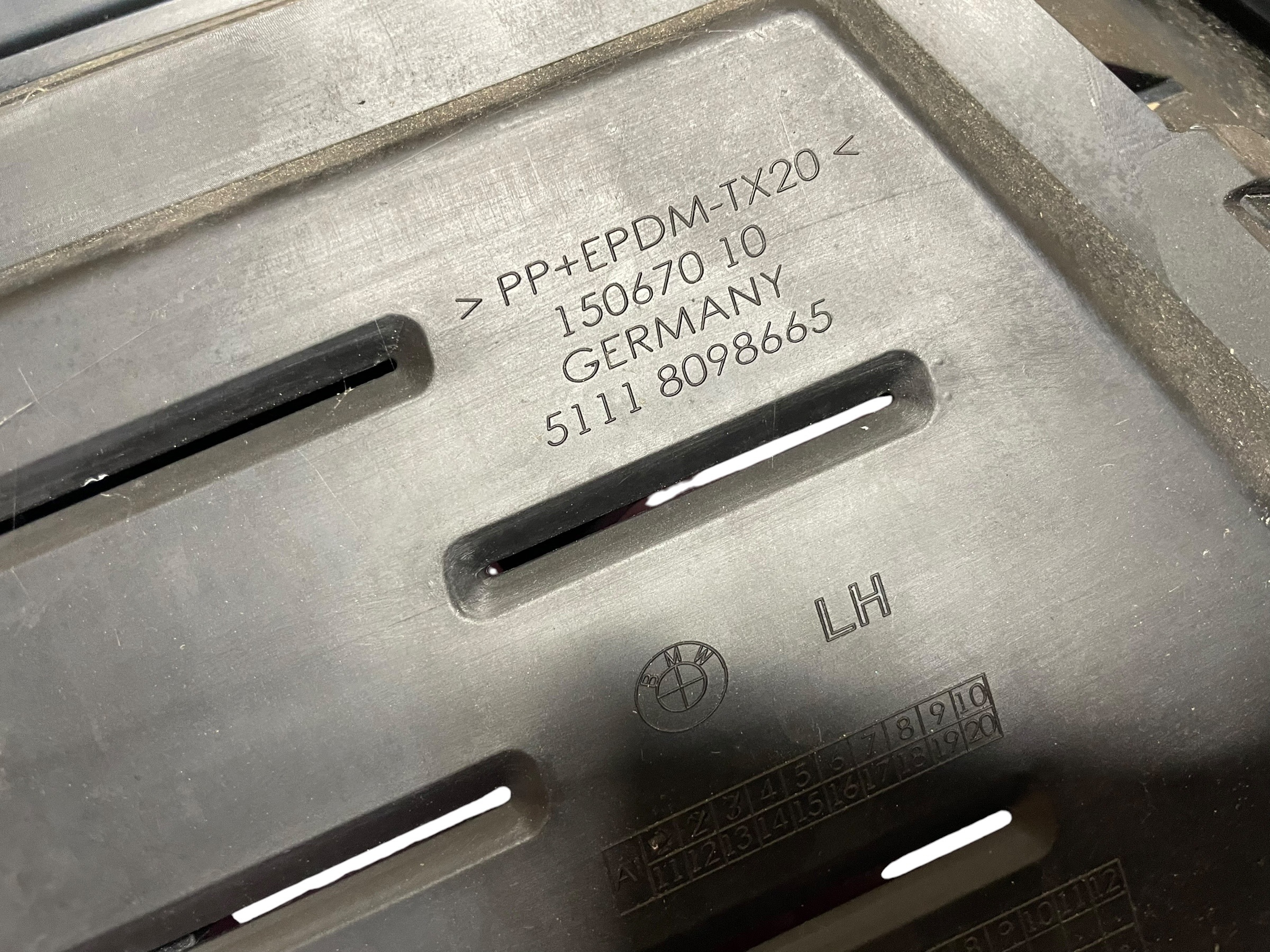 grid of a bumper grille side left BMW 5 G30 LIFT m-packet