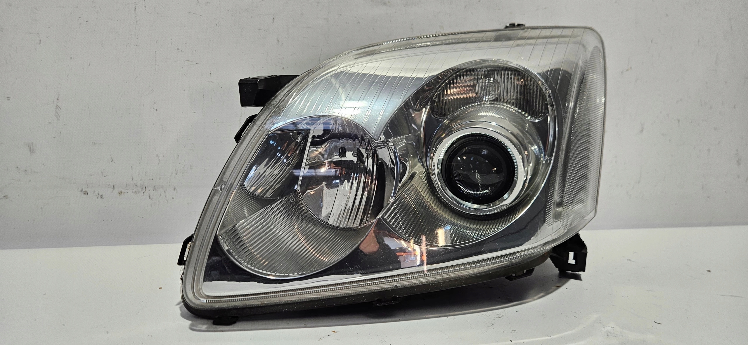 light left front XENON TOYOTA AVENSIS T25 06-08