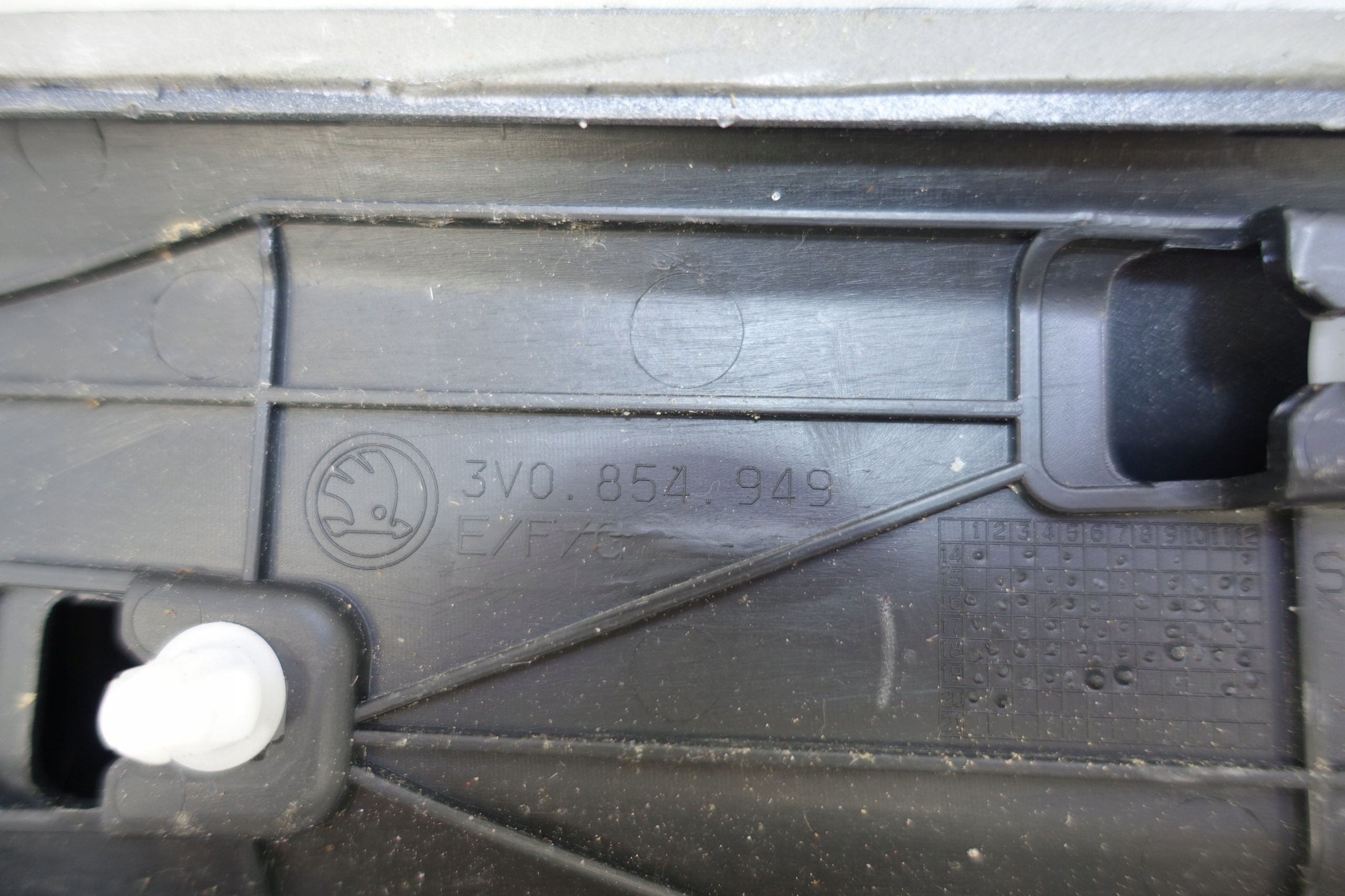 moulding door left rear part SKODA SUPERB III 3V0