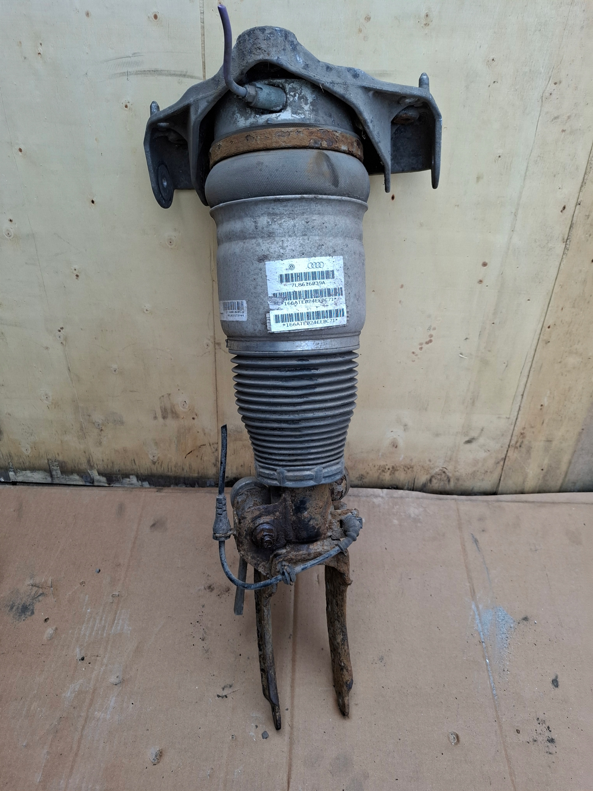 shock absorber left front AUDI Q7 7L8616039A