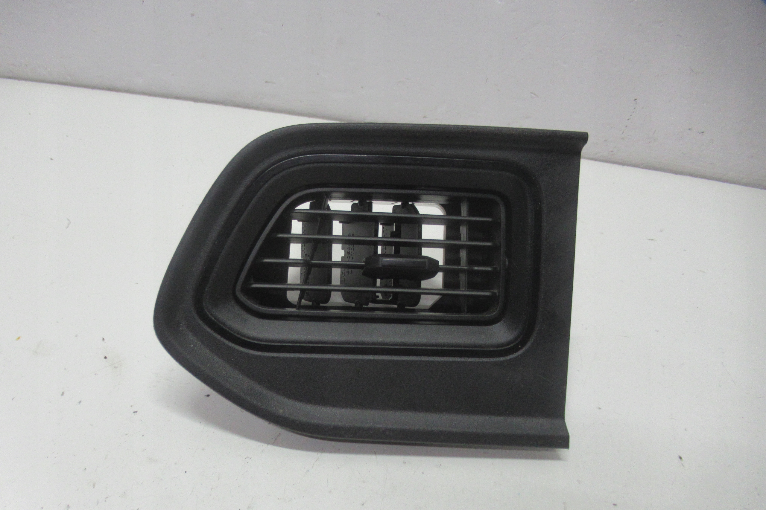 MASTER III MOVANO 19R grid air conditioning devices right