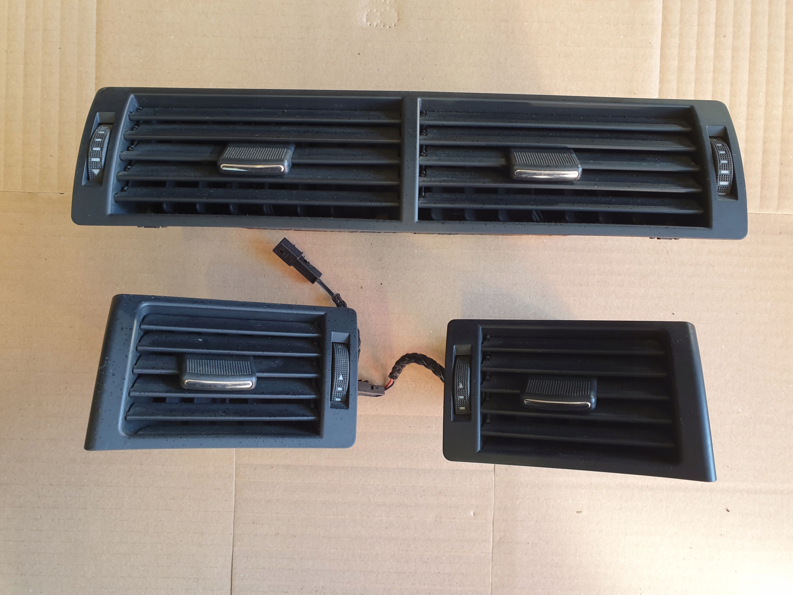 KRATKI WENTYLACYJNE grid AUDI A4 B7 05- 8E0820902F 8E0820901F 8E0820951H