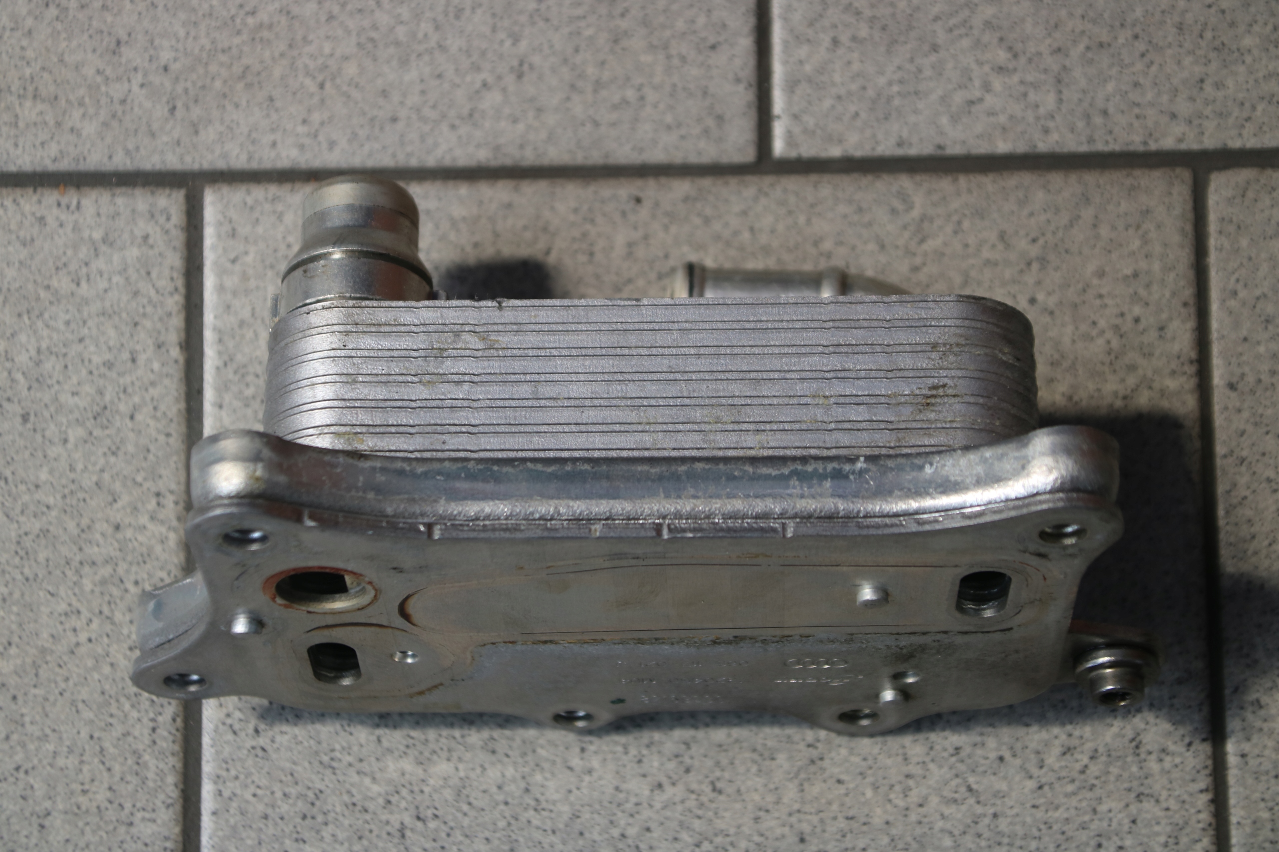 AUDI A6 A8 3,0 TFSI radiatore olio 06E117021J