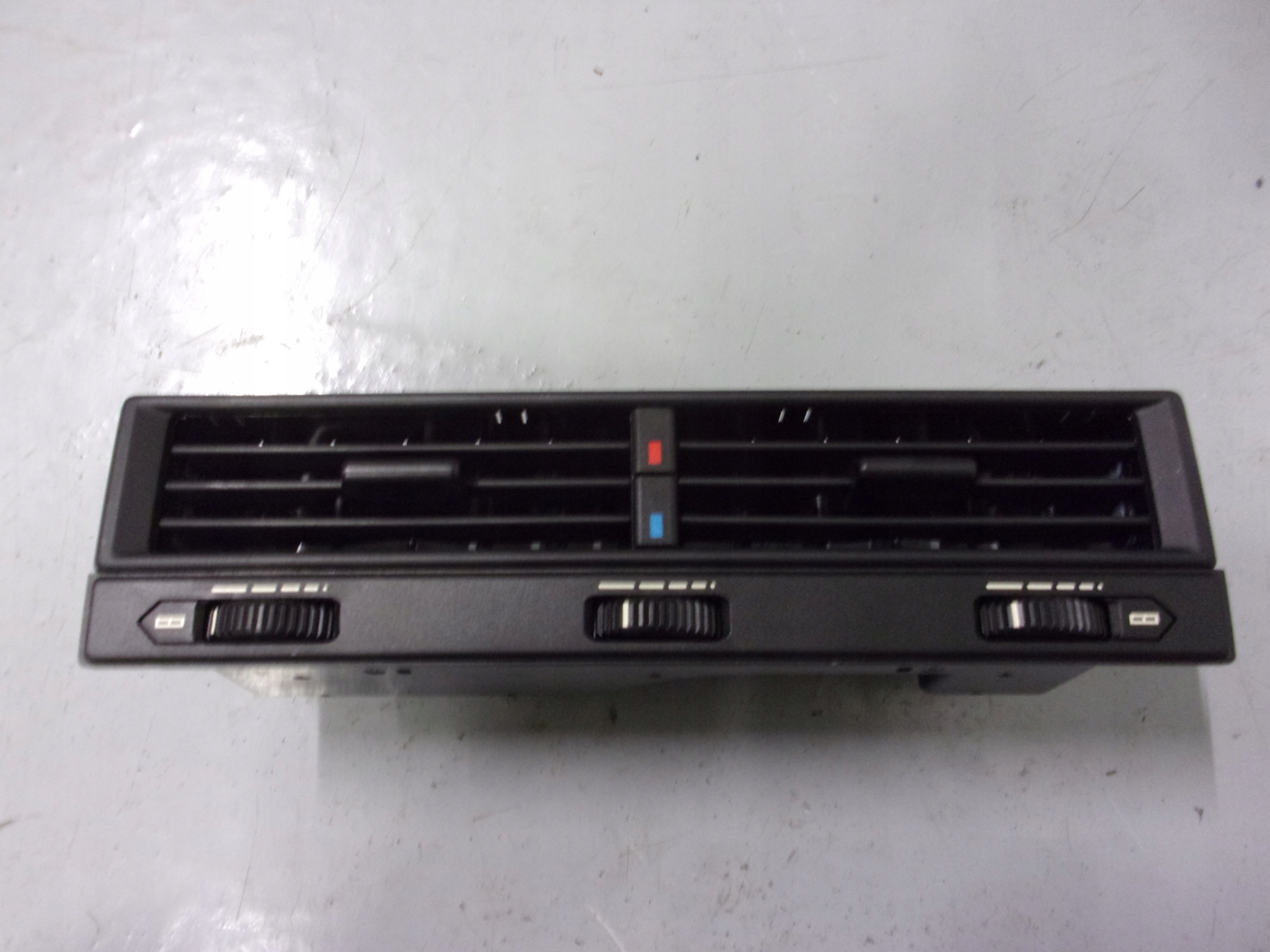 R129 SL LIFT центральная вентиляционная решетка 1298300654