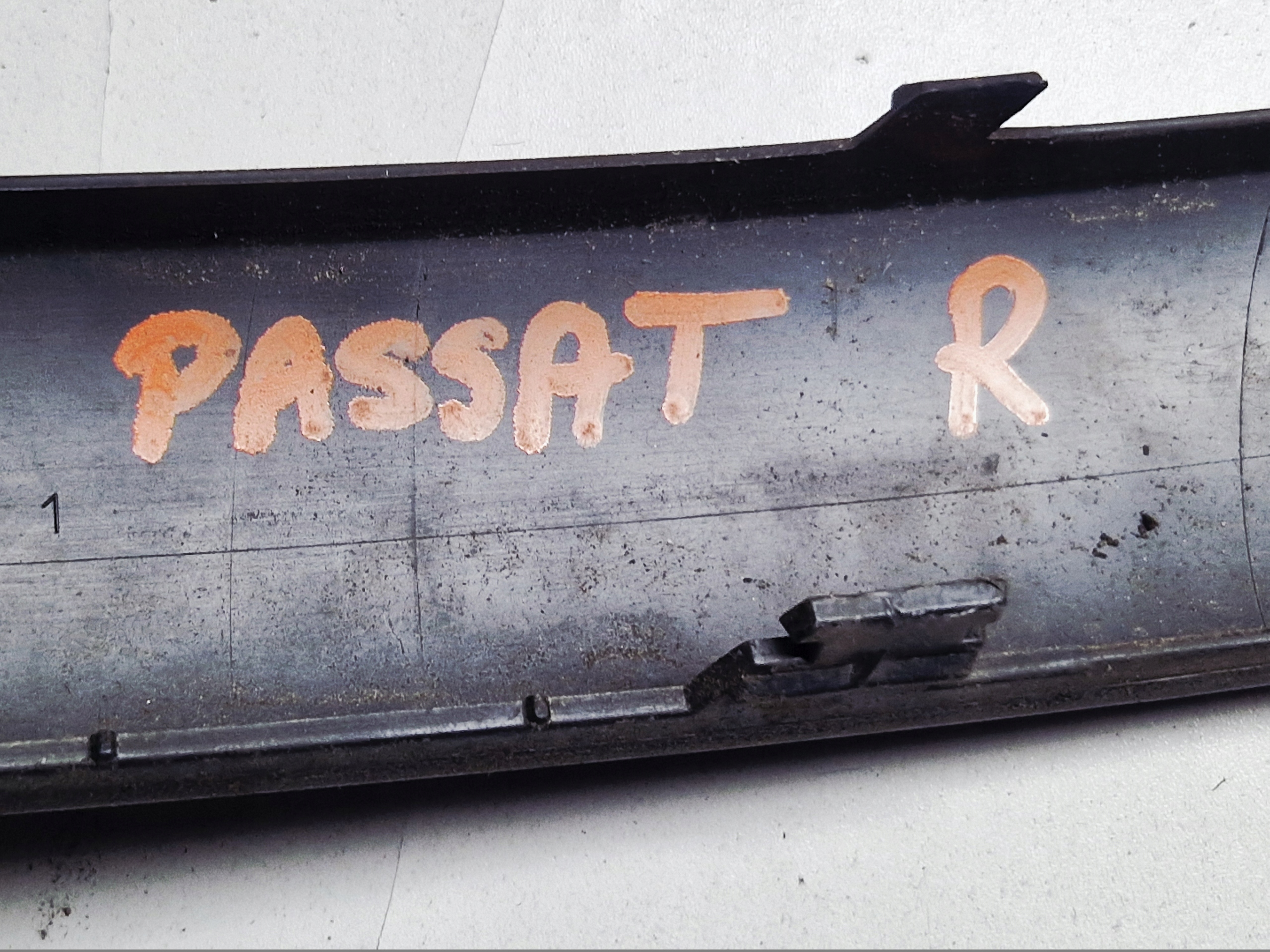 VW PASSAT B5 lišta nárazníku pravý předek 3B0807718D