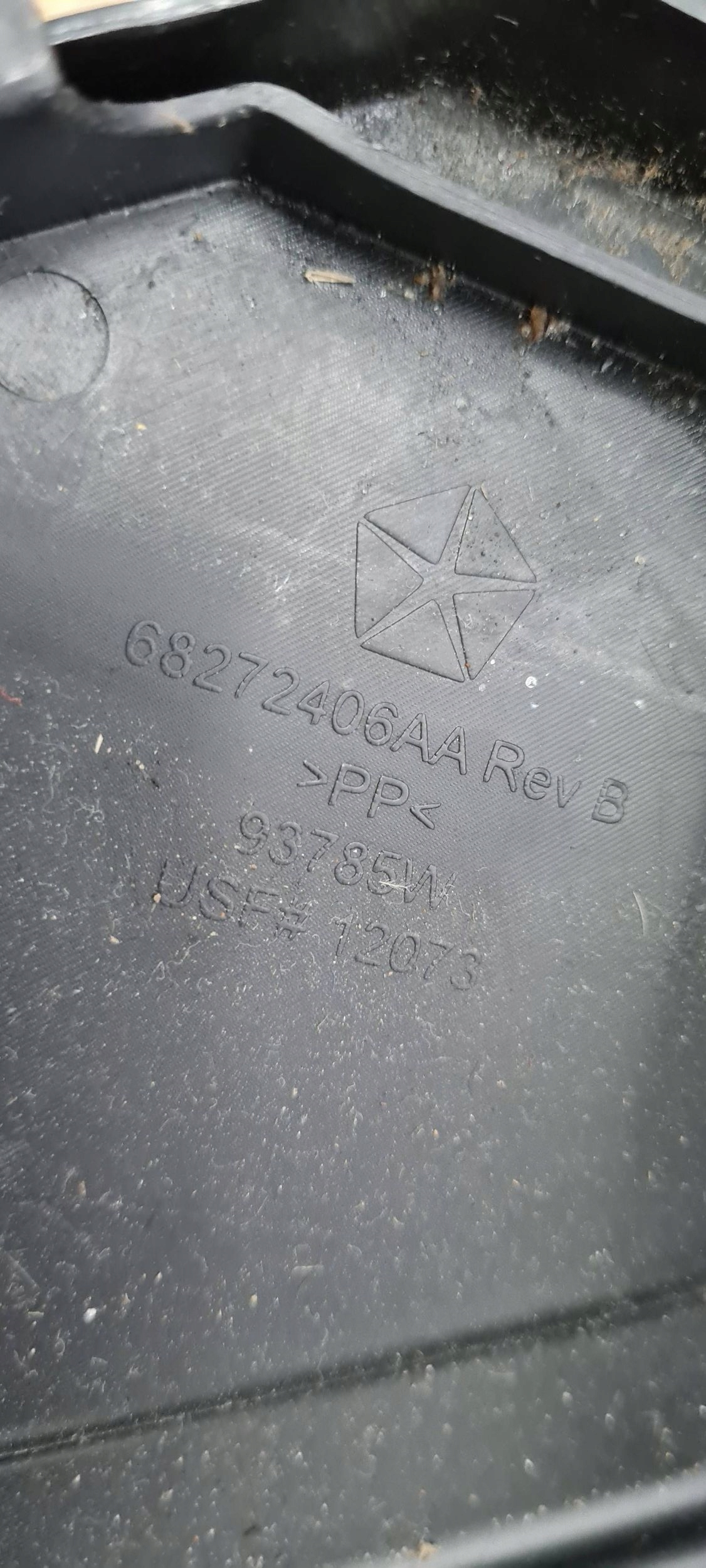 Chrysler Pacifica 2022 plato držiak akumulátora 68272406AA