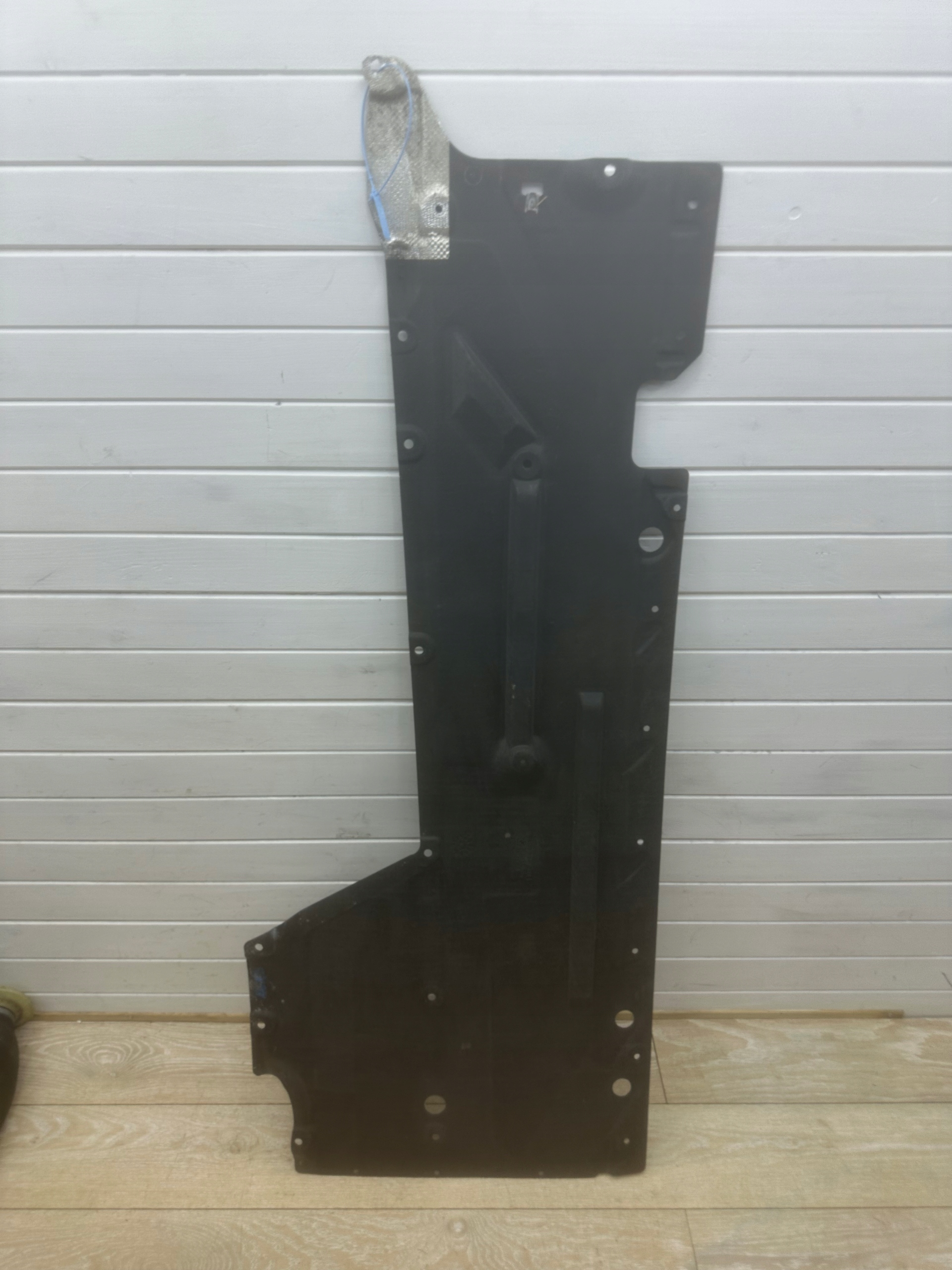 right cover chassis BMW 1 (F20) 7241834 2013