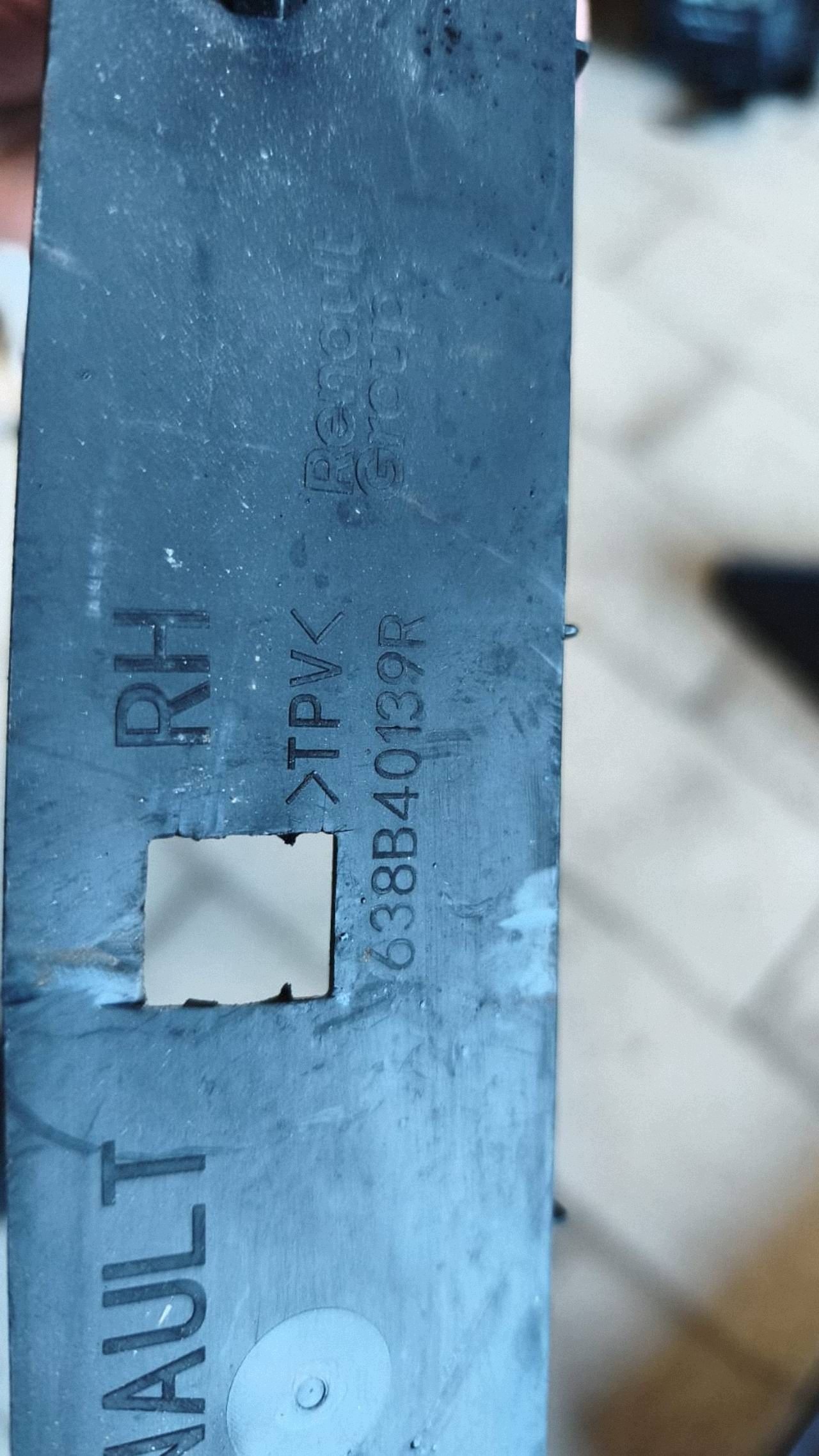 paraspruzzo anteriore anteriore bocchetta destro Renault Twingo e-tech 638B40139R