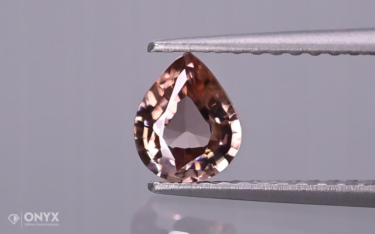 Zirkon fazetovaná slza 5,5x4,5 mm