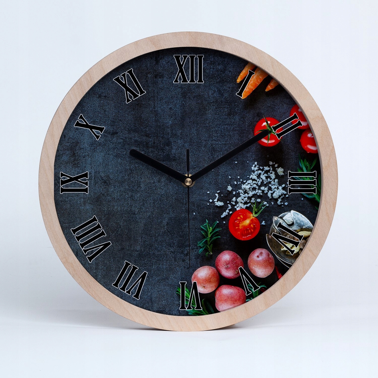 Nástěnné hodiny ze dřeva s velkými prvky, průměr 20 cm
