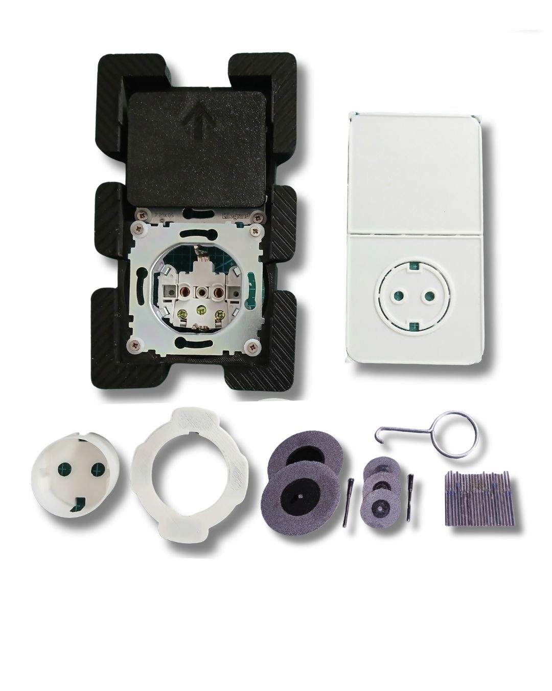 Skrytá zásuvka a samostatný naddoskový spínač do kuchyne pre svetlé dlaždice