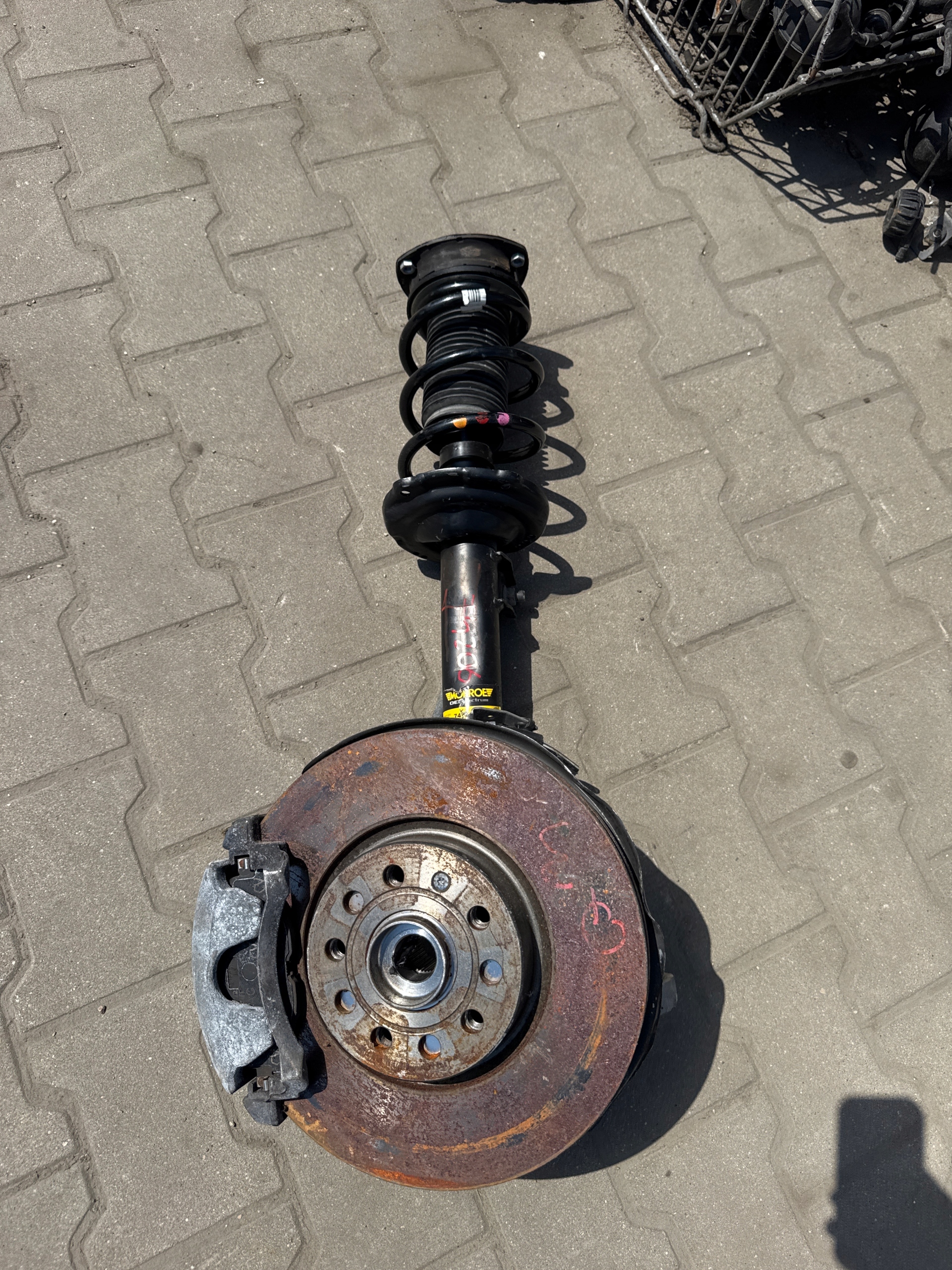 3886. swing shock absorber AUDI left front 5Q0407257A