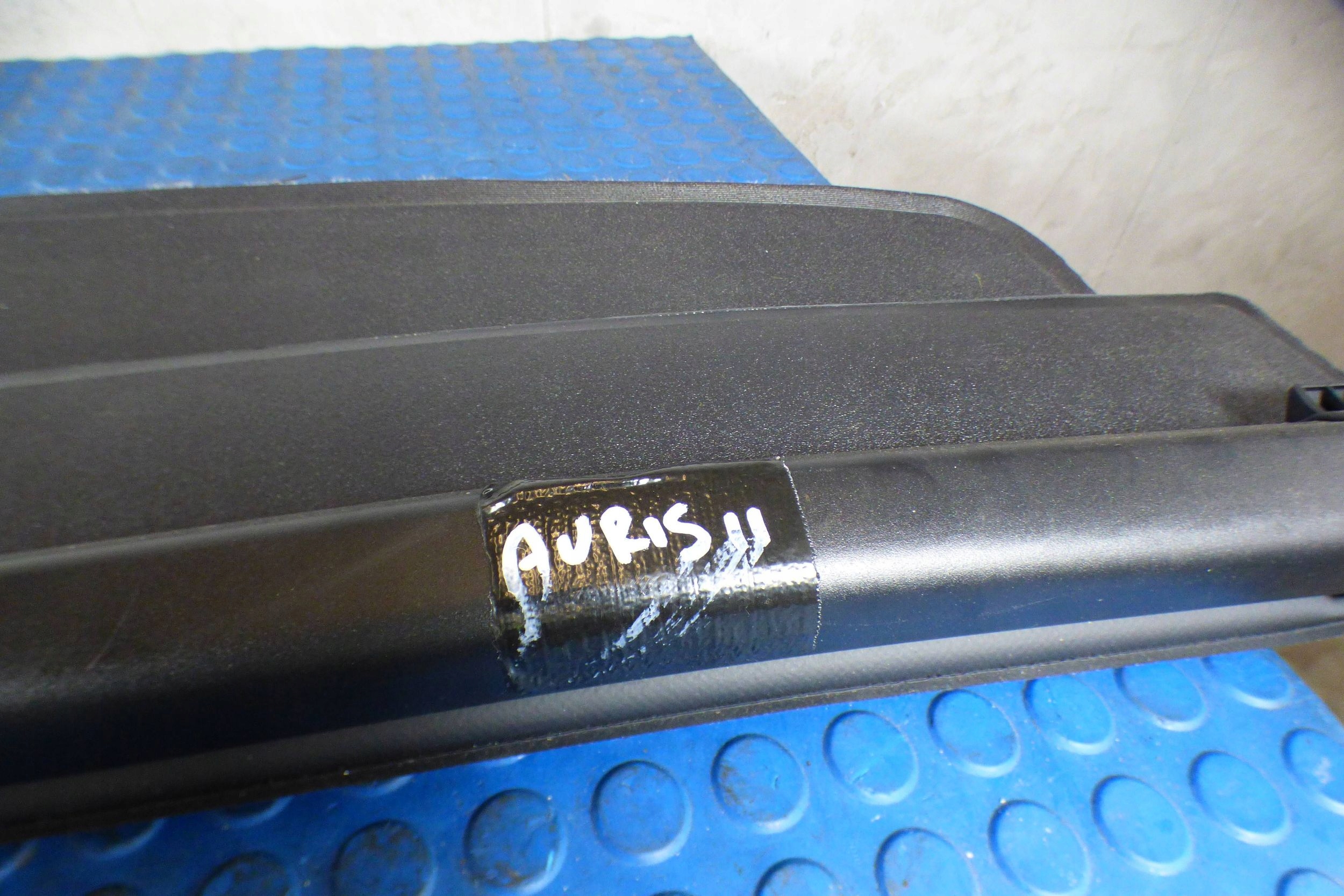 Toyota Auris II KOMBI blinds boot original