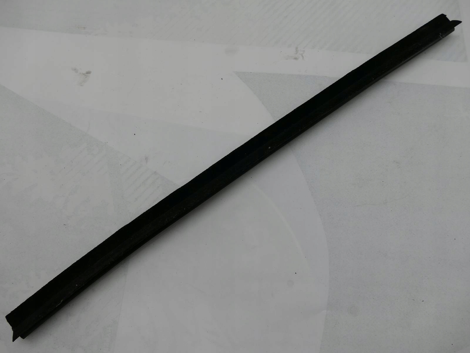 MERCEDES S W126 SE moulding dust right rear part