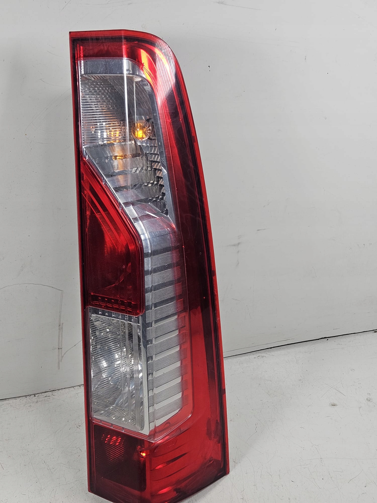 фонарь renault MASTER III 2010 265500023R правый с листвой лампочек