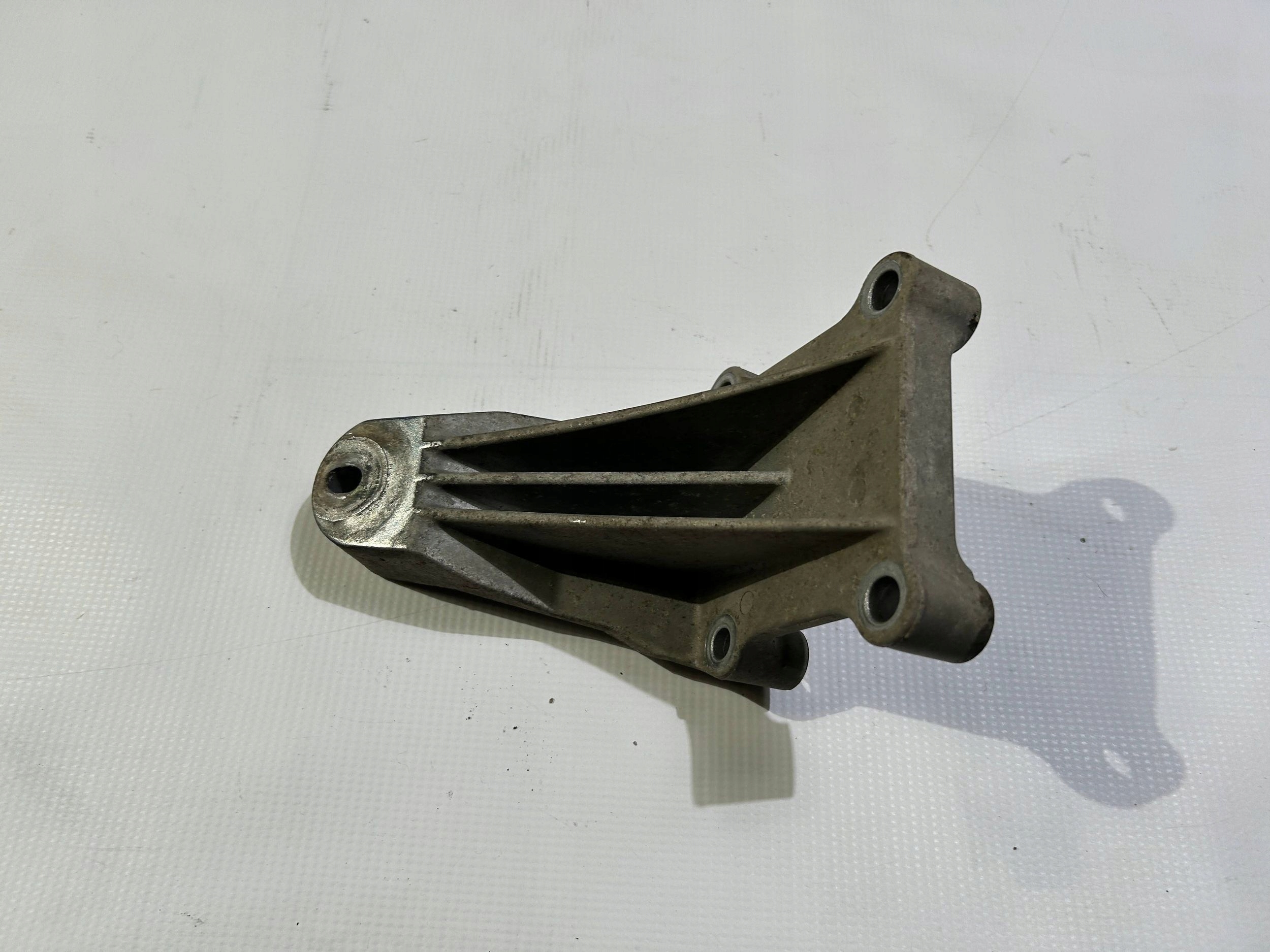console holder holder of the engine left left Ford Mustang V 4.6 2010