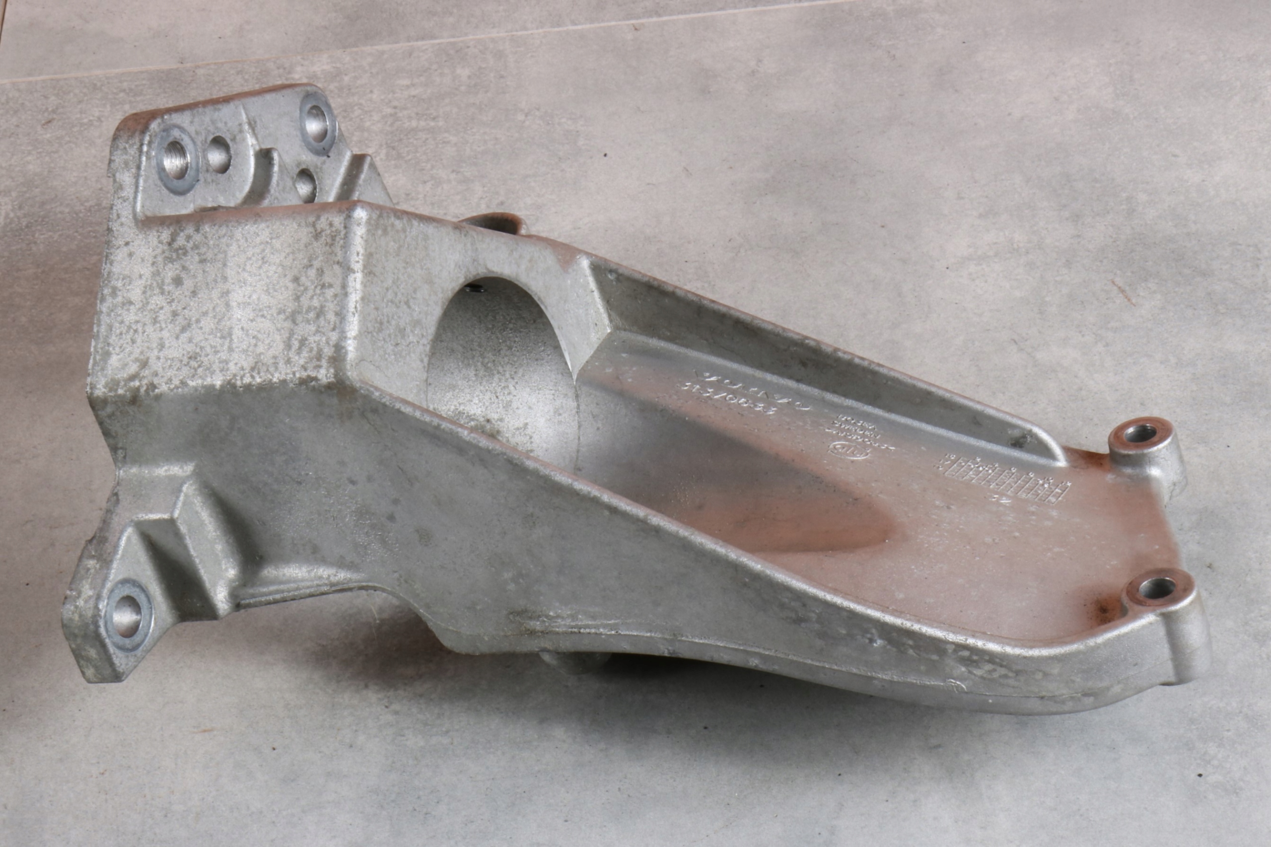 VOLVO XC60 D4 2.0d D4204T14 Supporto staffa cambio ingranaggi 31370633