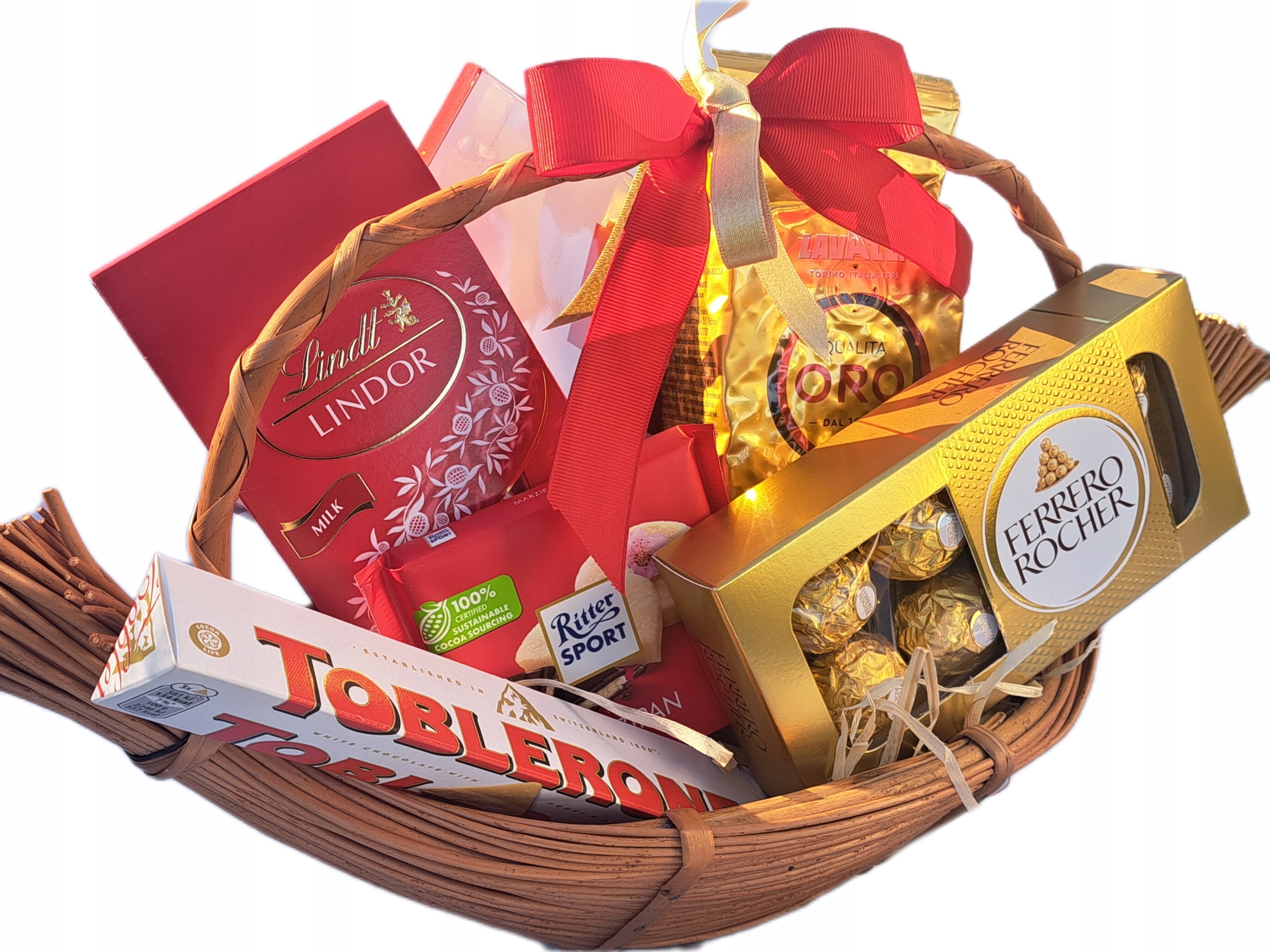 Levně Dárkový koš káva, Lindt sladkosti zabalené v proutěném koši Lavazza