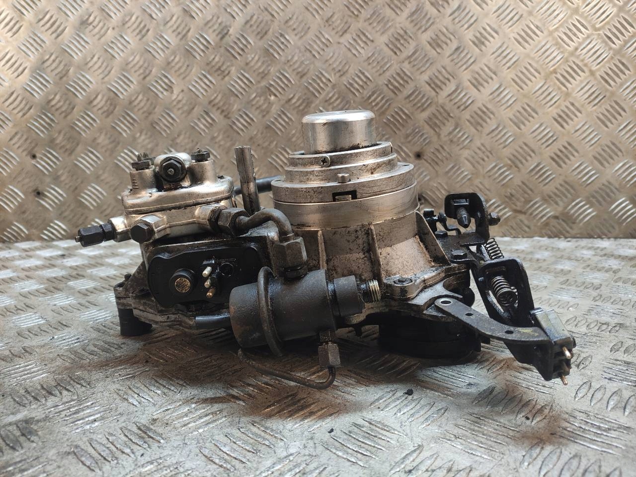 GAZNIK MONOWTRYSK ROZDZIELACZ MERCEDES W201 2 0 16 Version European