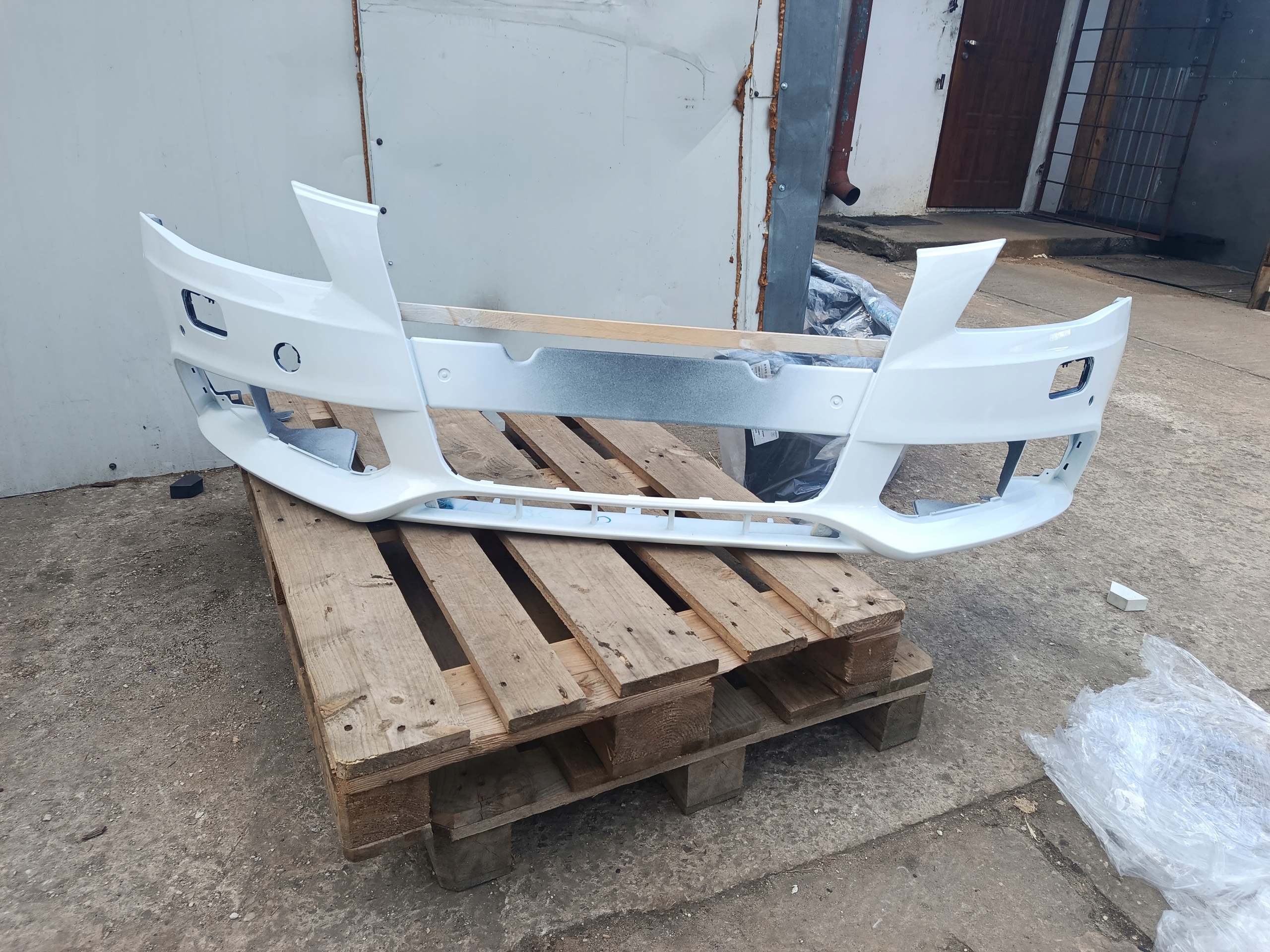 bumper front front Audi A4 B8 LY9C XENON PDC PRZEDLIFT defekcik
