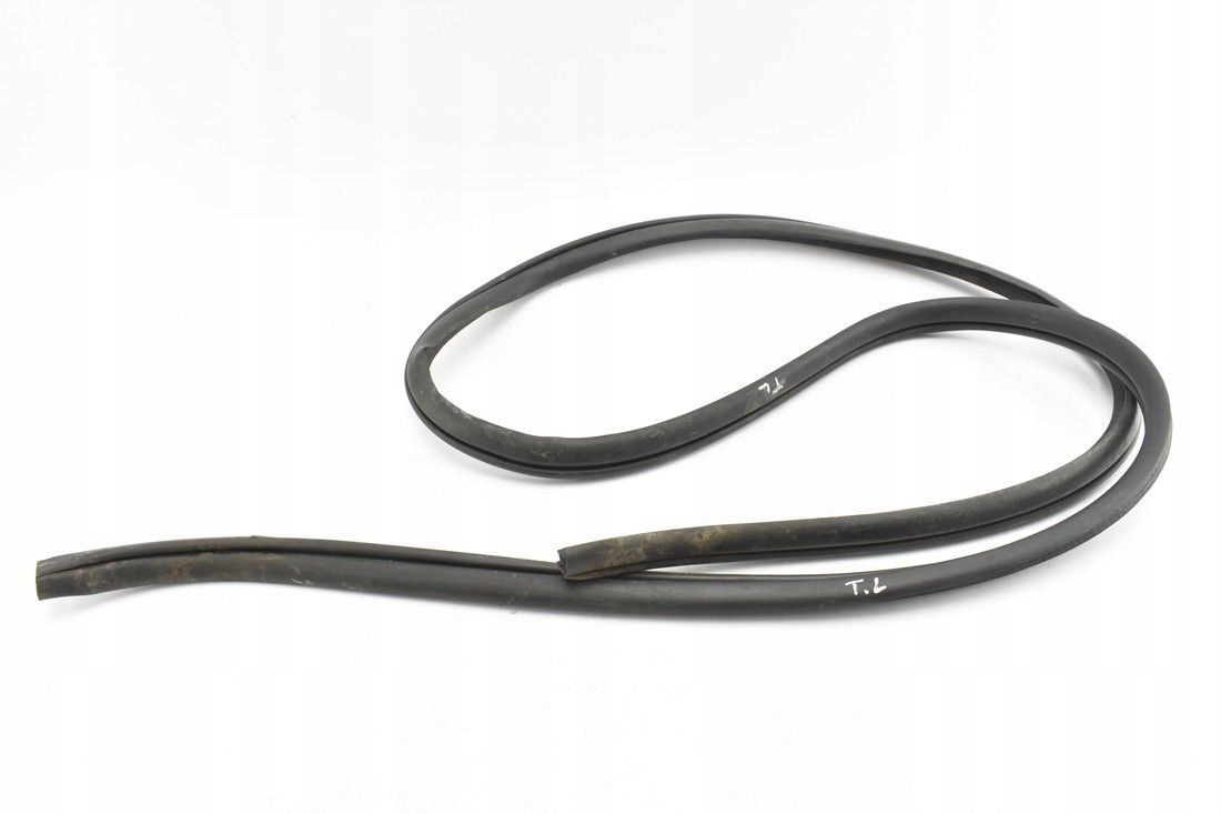 5755A321 - Уплотнитель двери левый задний MITSUBISHI L200 V 14-