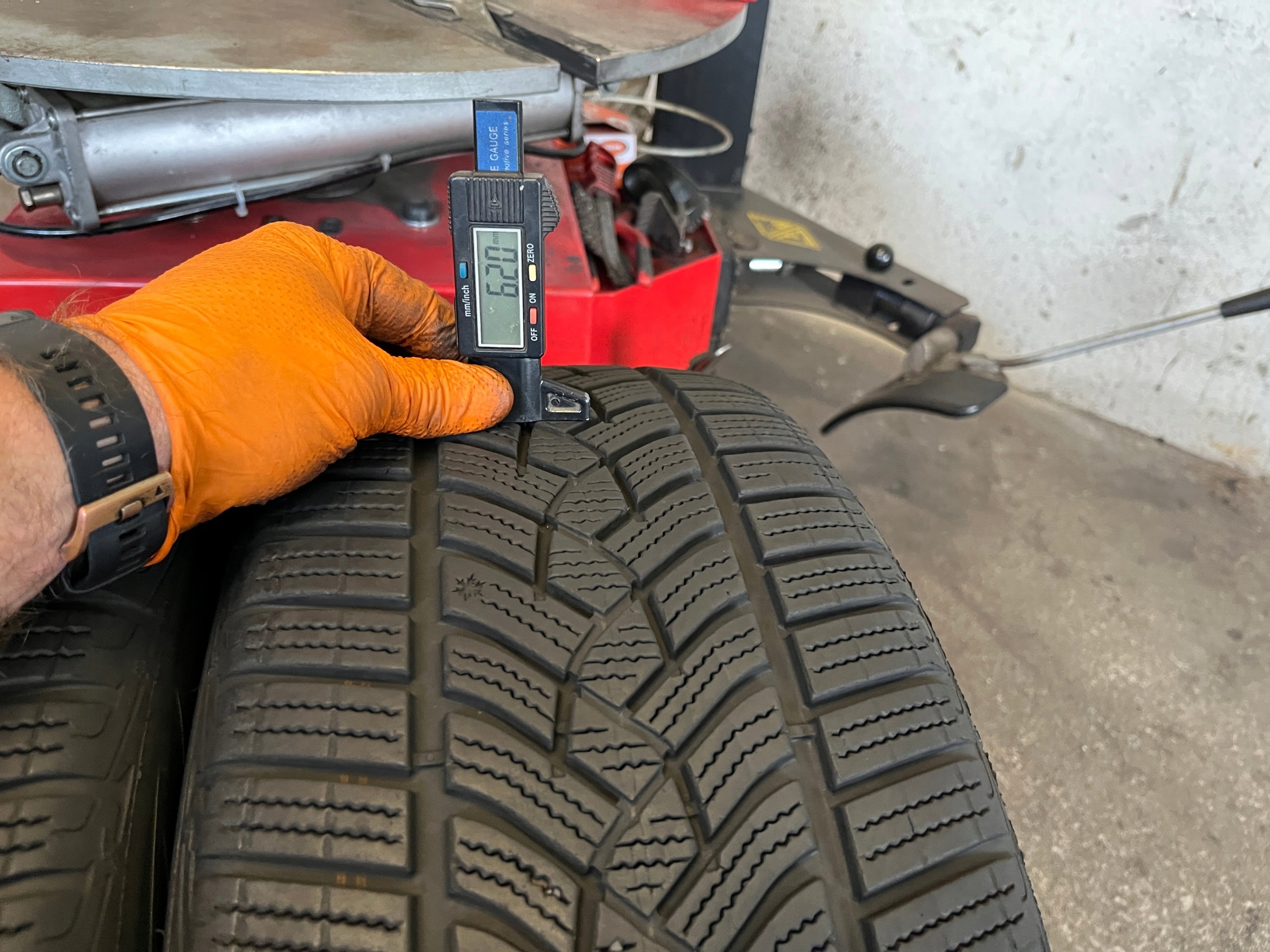 2 tyres winter 225/45R18 Goodyear UltraGrip Performance 6,5mm