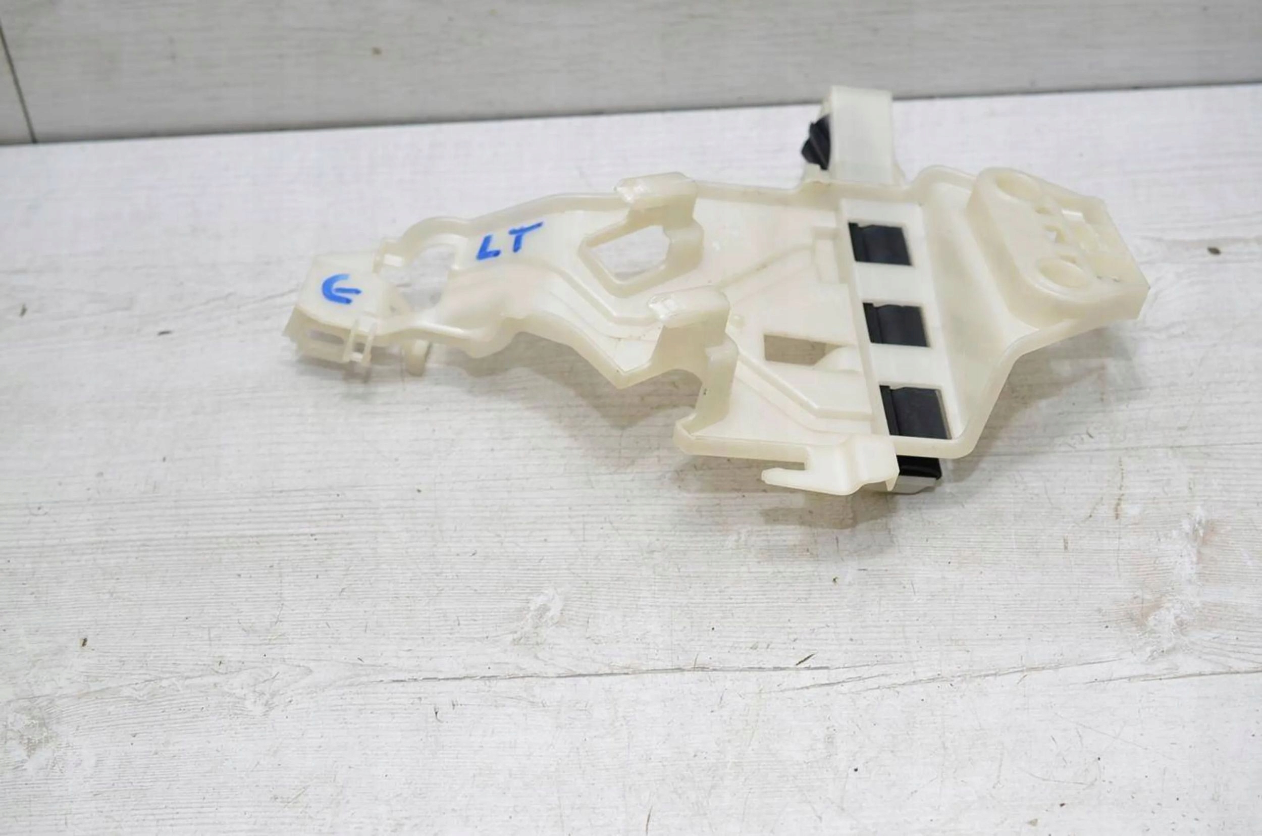 Alfa Romeo Giulia 2021 rear part side left holder